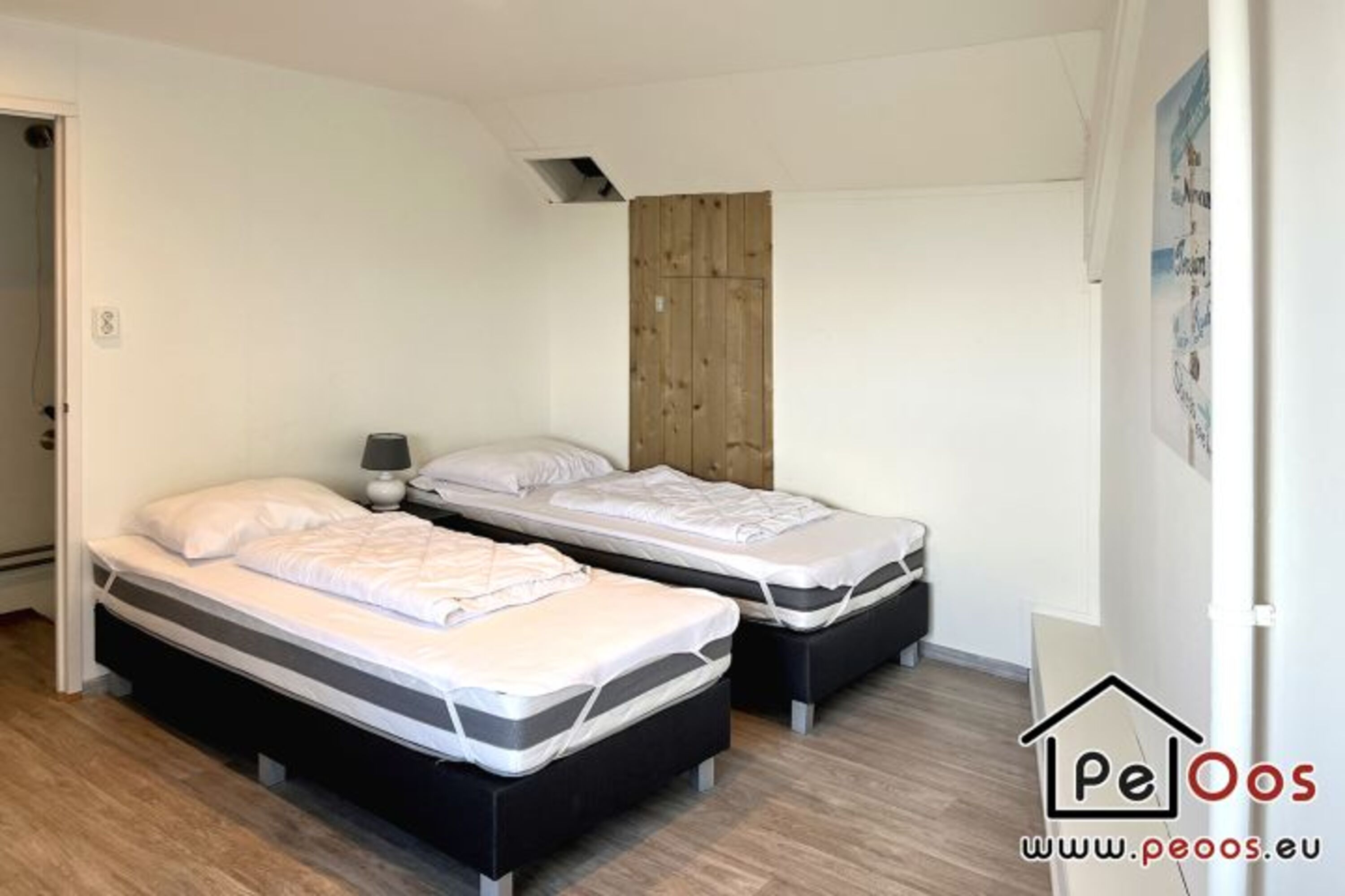 Schlafzimmer unterm Dach mit Einzelbetten
