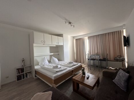 Wohnzimmer mit Schrankbett