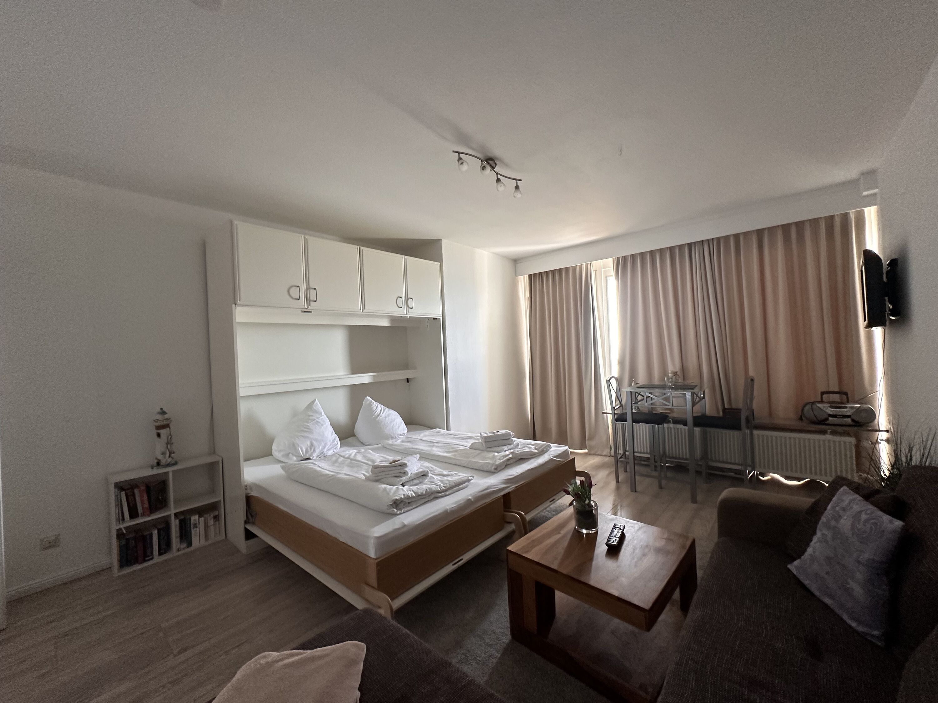 Wohnzimmer mit Schrankbett