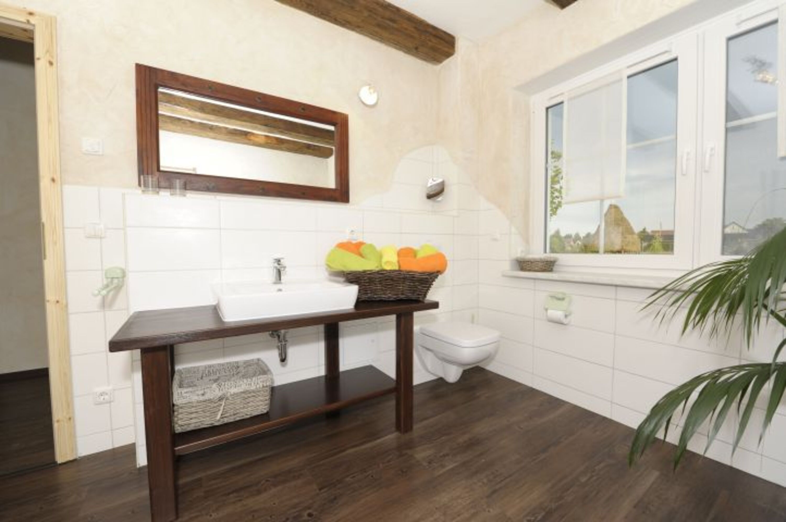 großes Bad mit Dusche