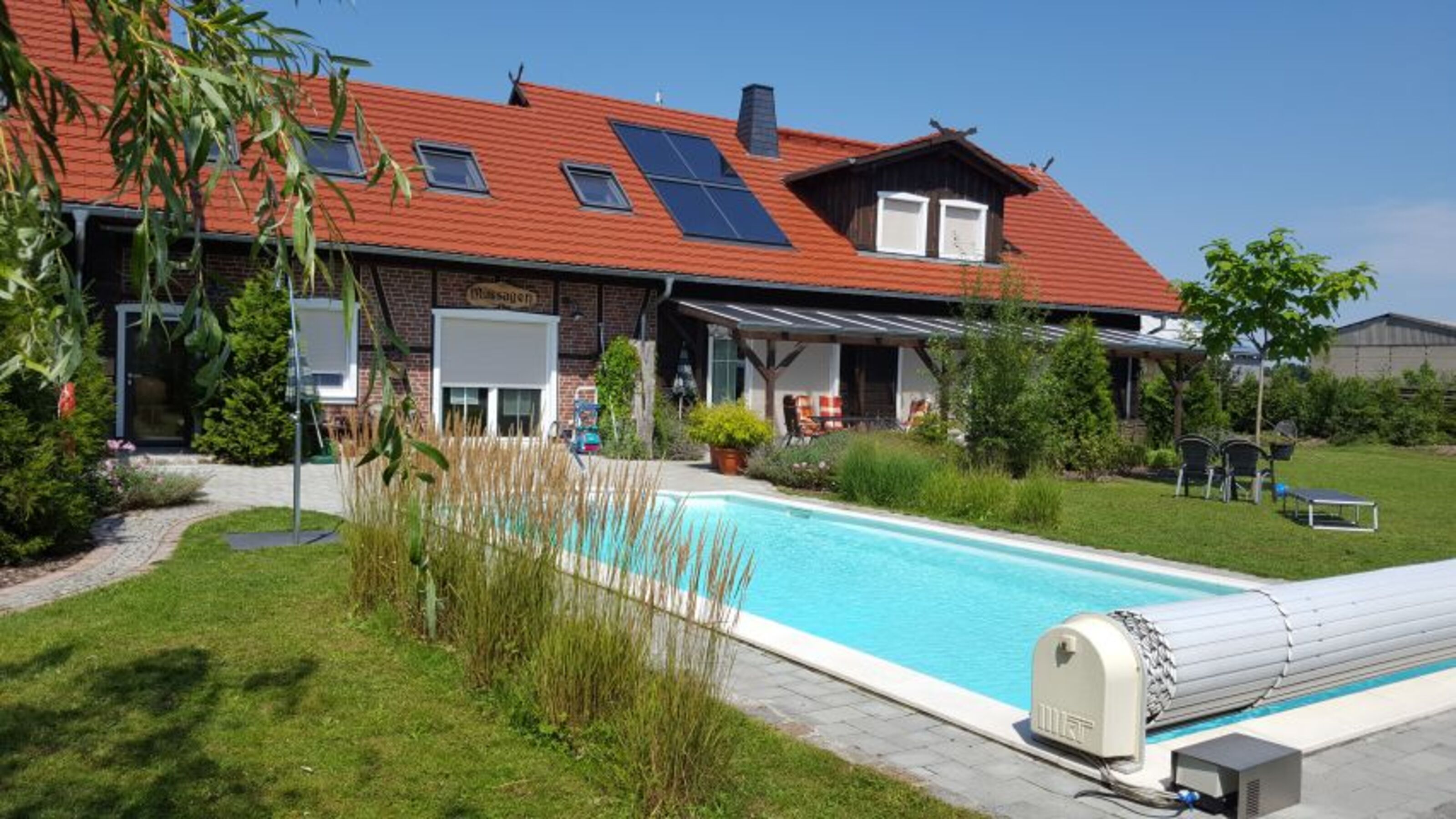 Libelle im Gartenbererich mit Pool