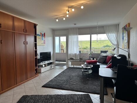 Wohnzimmer mit Schrankbett