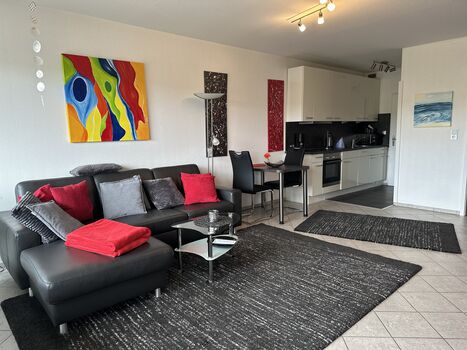 Wohnzimmer mit offener Küche