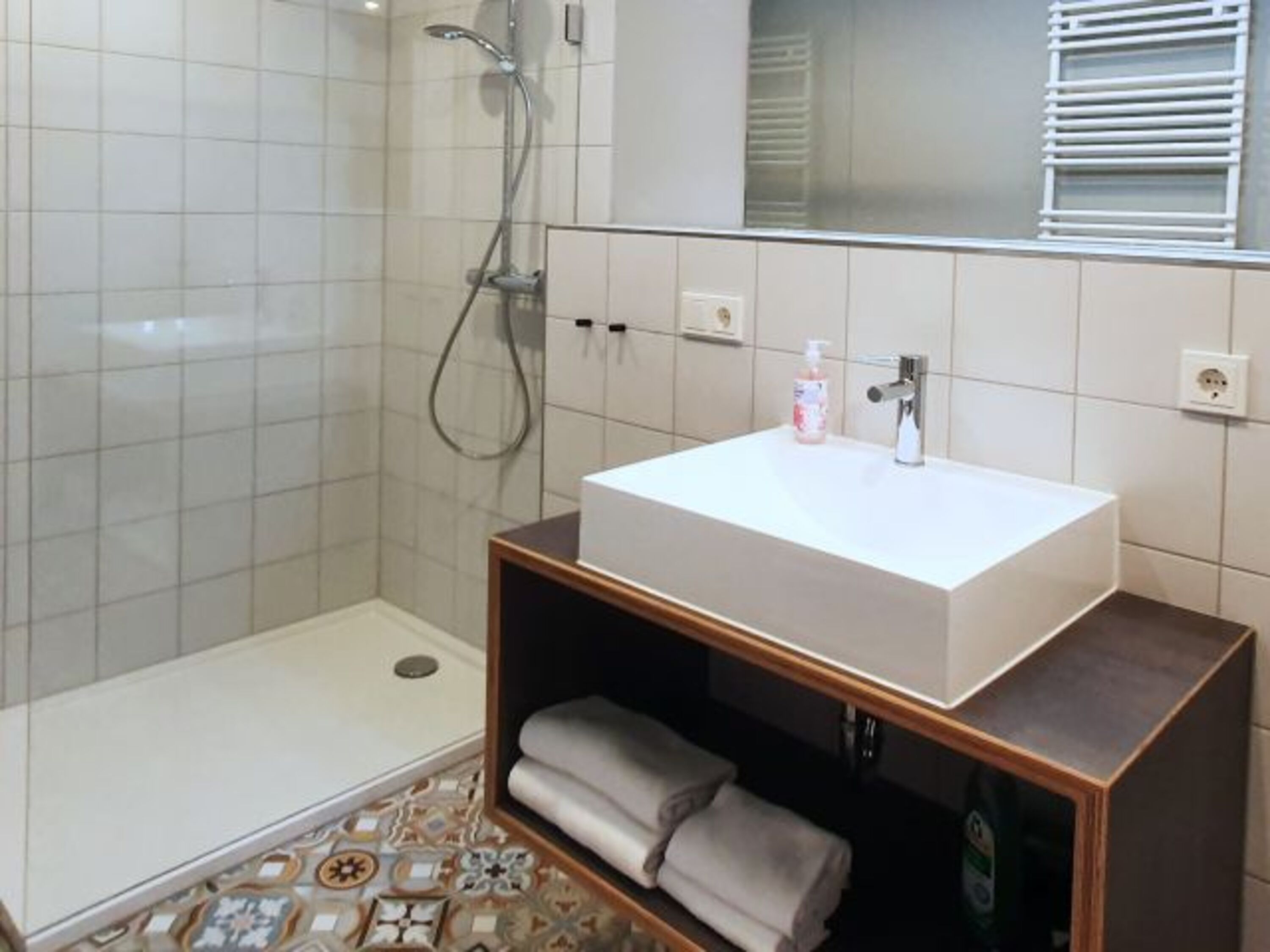Bad mit Dusche, WC und Fön