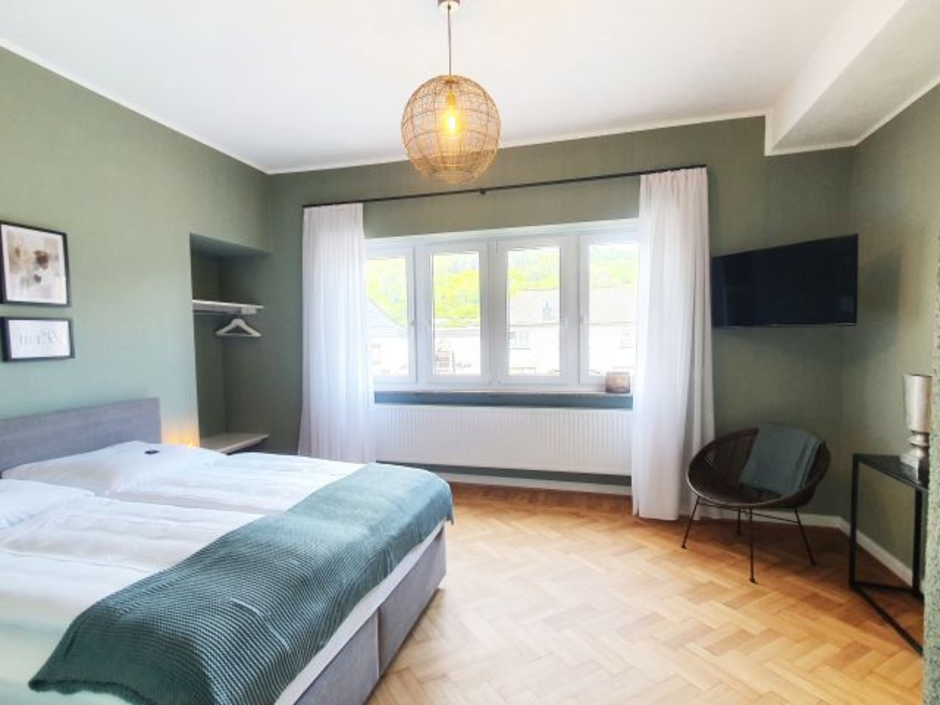Grosser Schlafraum mit TV