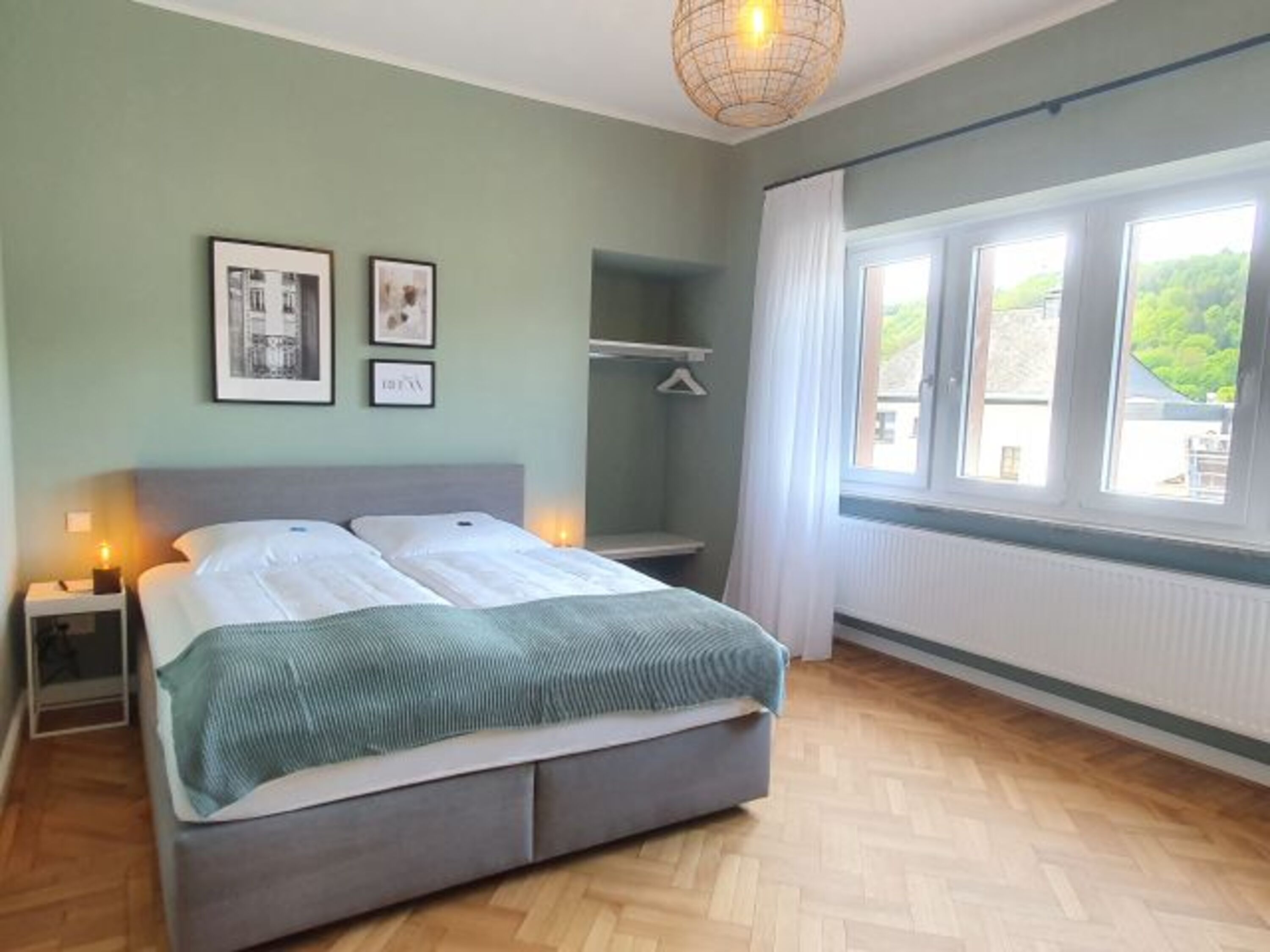 Schlafraum mit großem Doppelbett und Sat-TV
