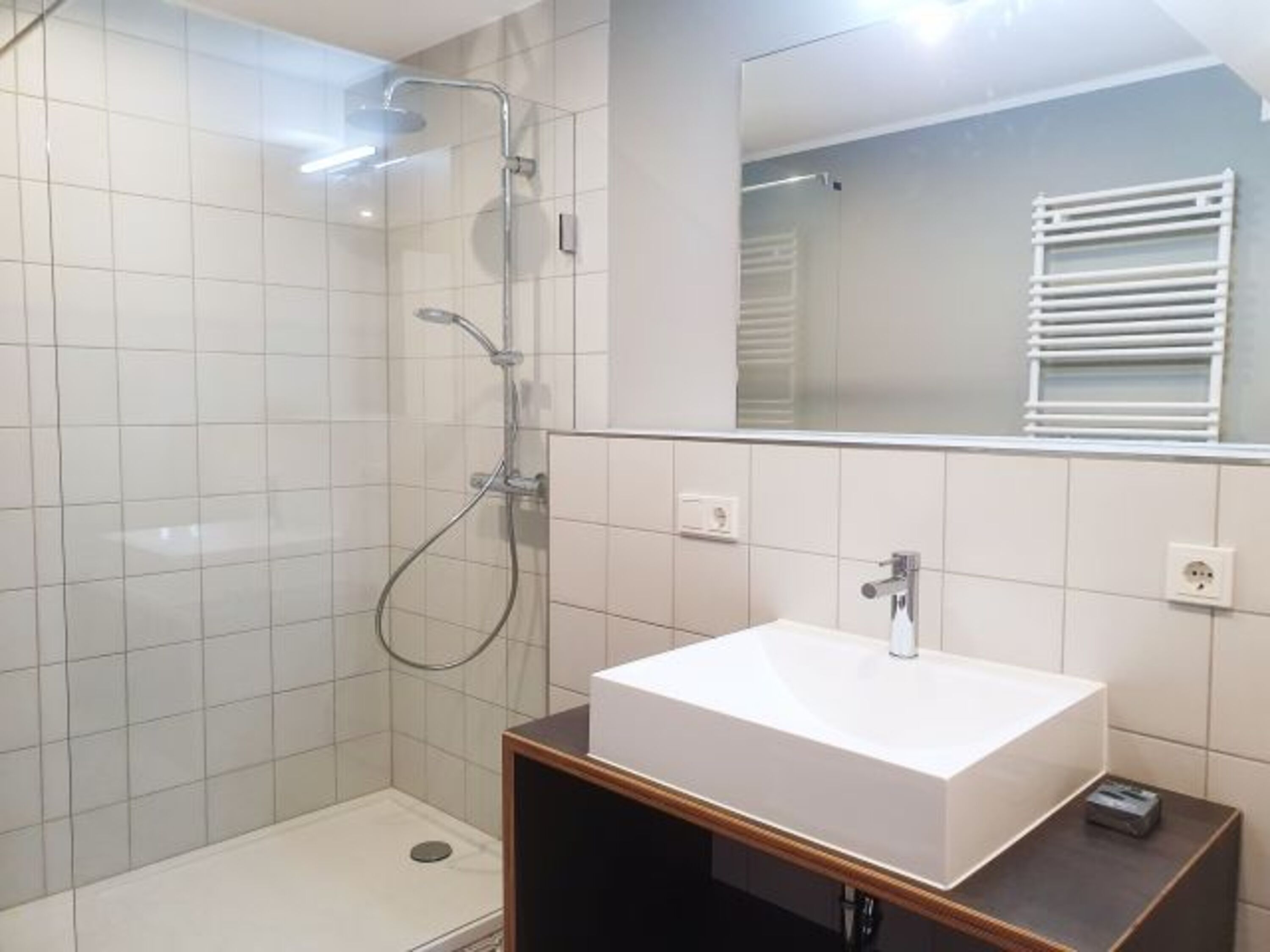 Bad mit Dusche, WC und Fön