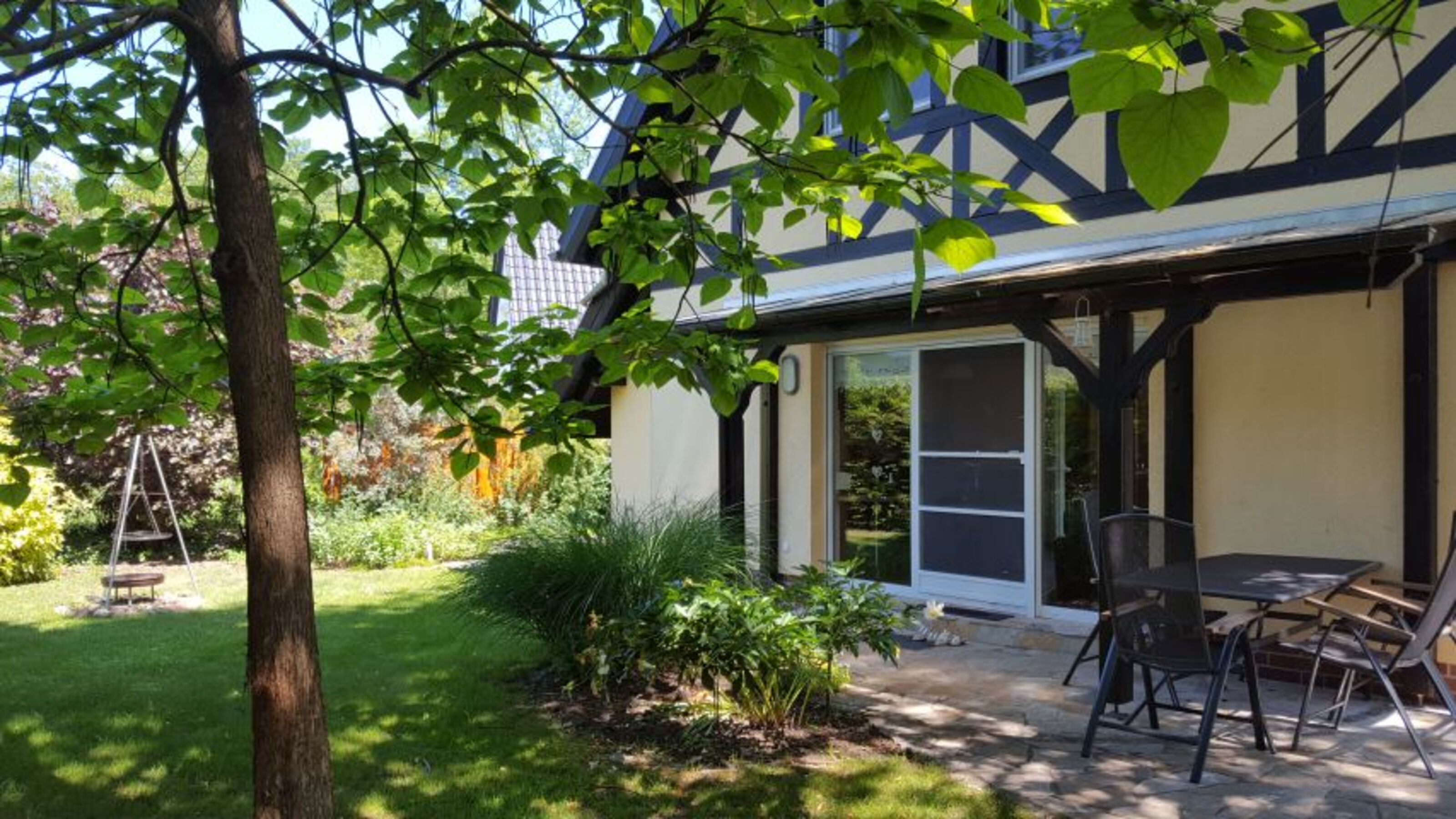 überdachte Terrasse mit Blick in den Garten