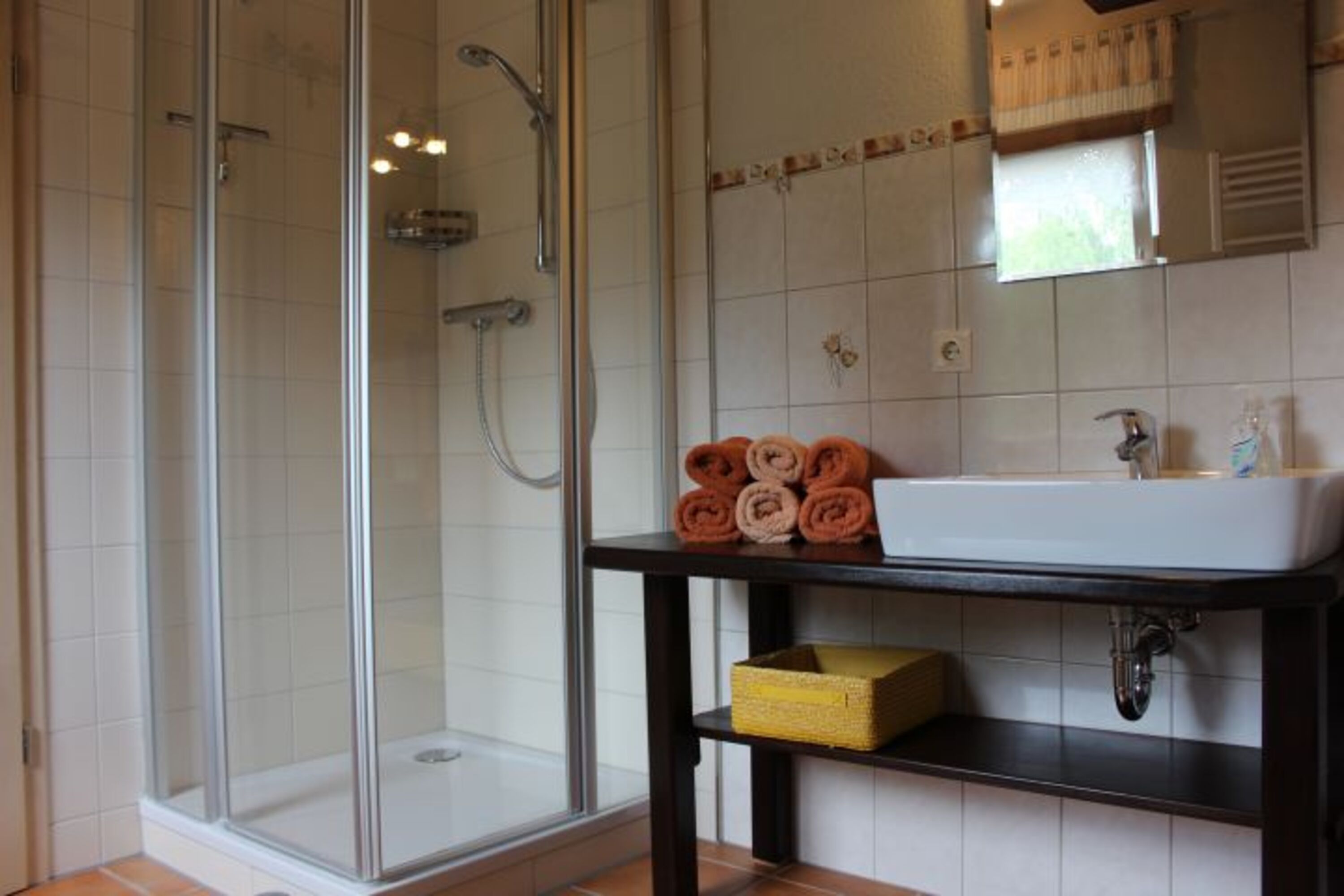 modernes Bad mit Dusche
