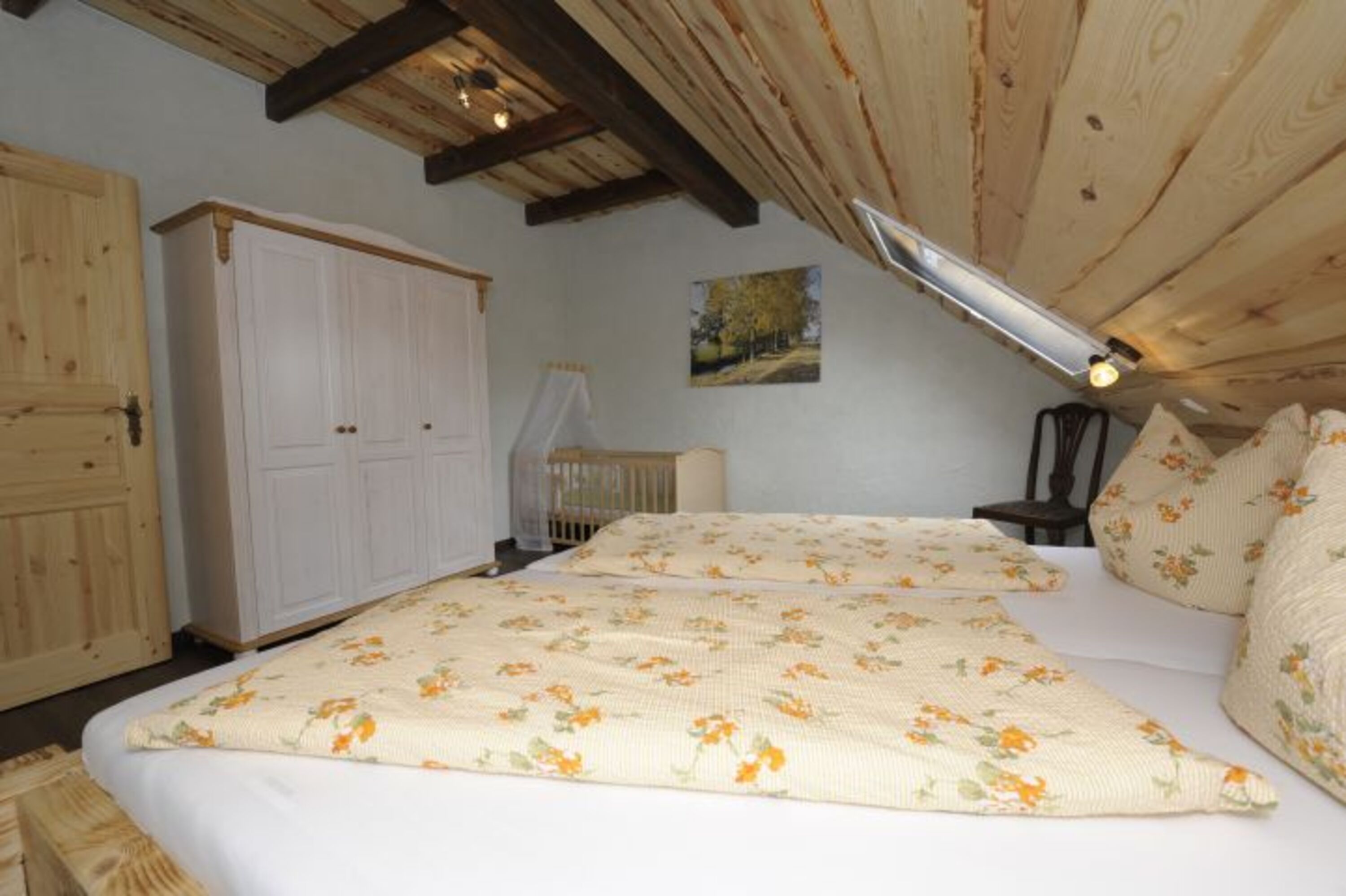 Schlafzimmer mit 1 Doppelbett und 1 Kinderbett
