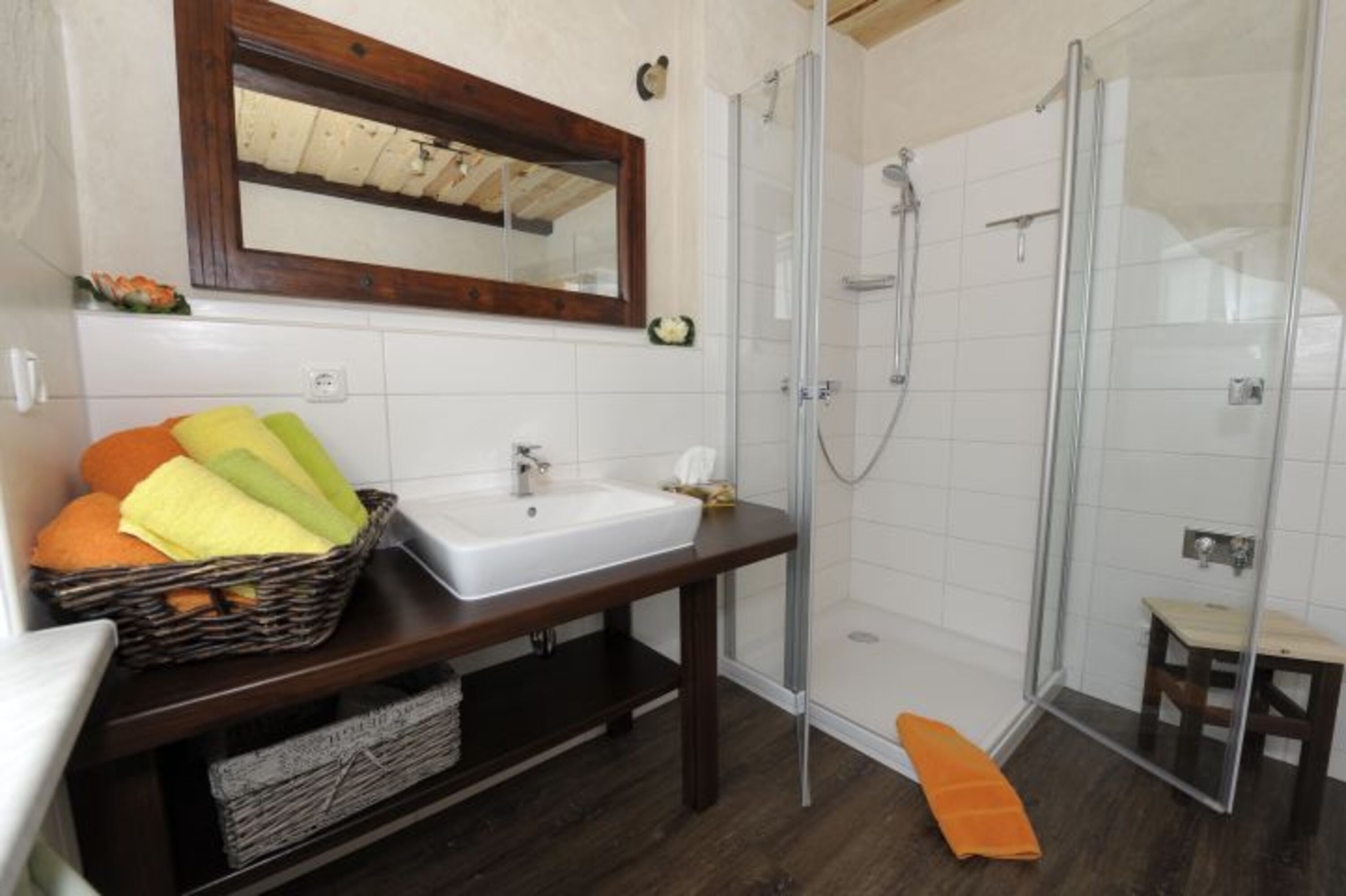 großes Bad mit Dusche