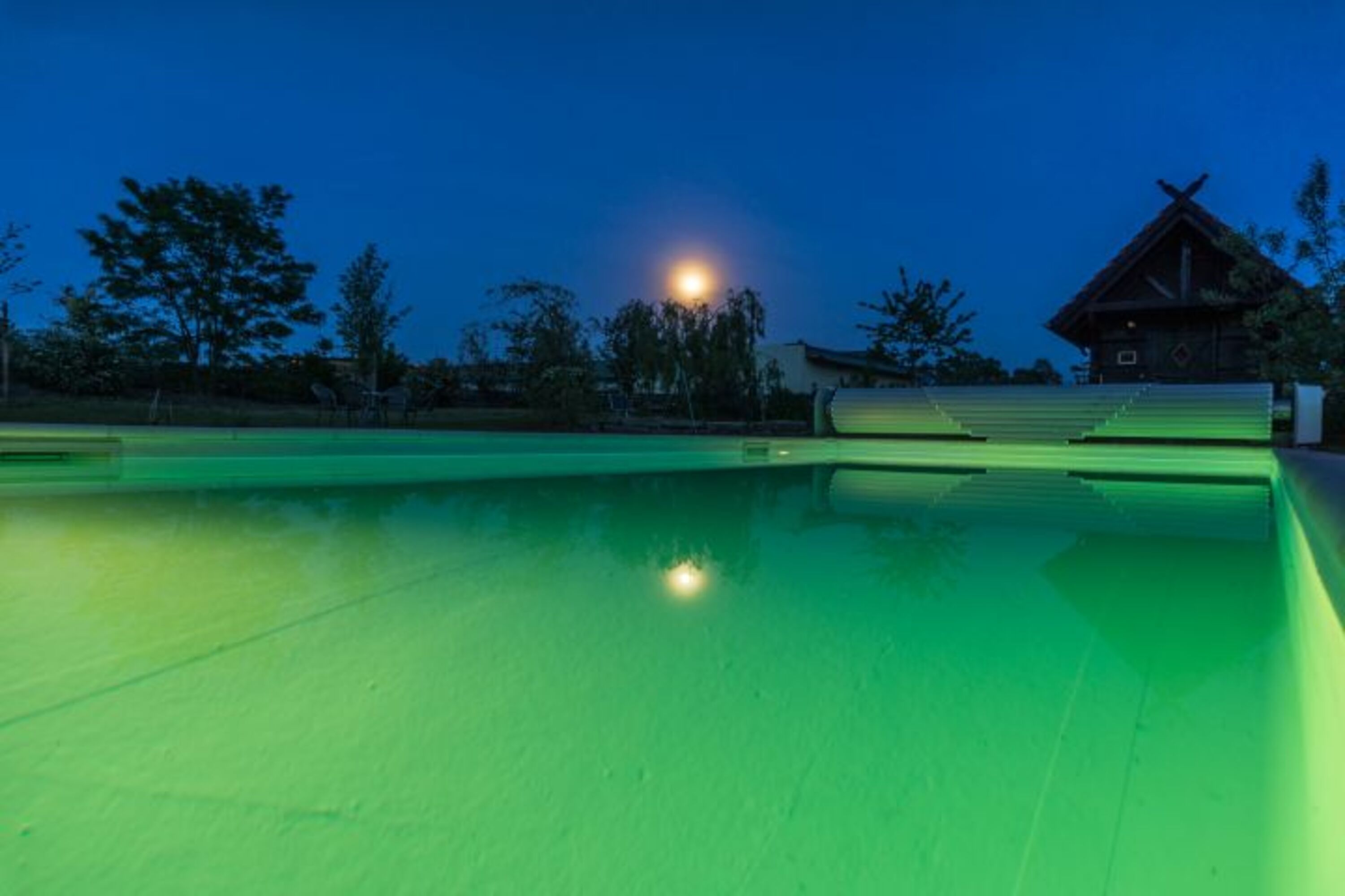 Pool bei Nacht