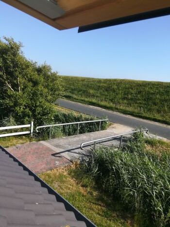Außen, Blick aus dem Dachfenster vor das Haus