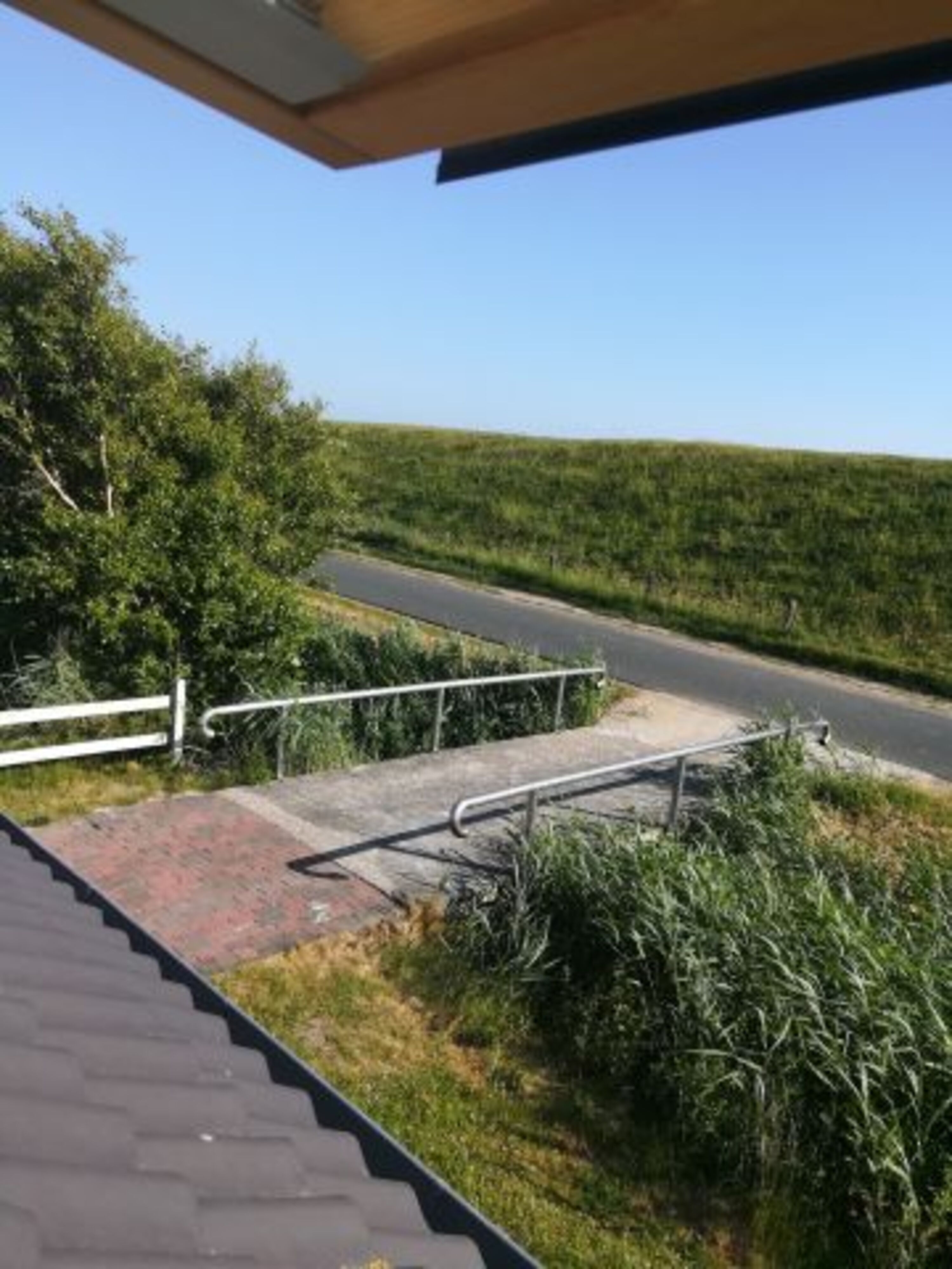 Außen, Blick aus dem Dachfenster vor das Haus