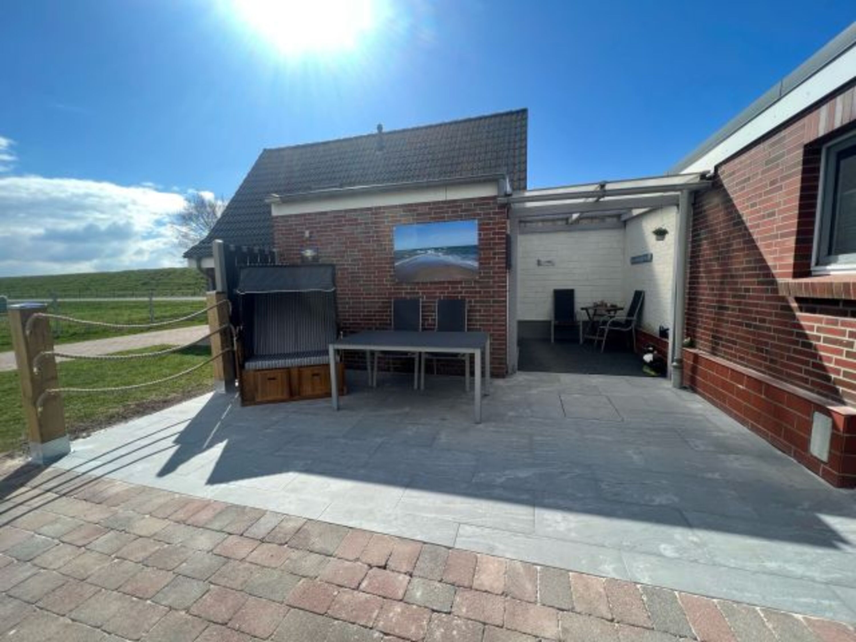 Terrasse Hausrückseite mit überdachtem Eingangsbereich