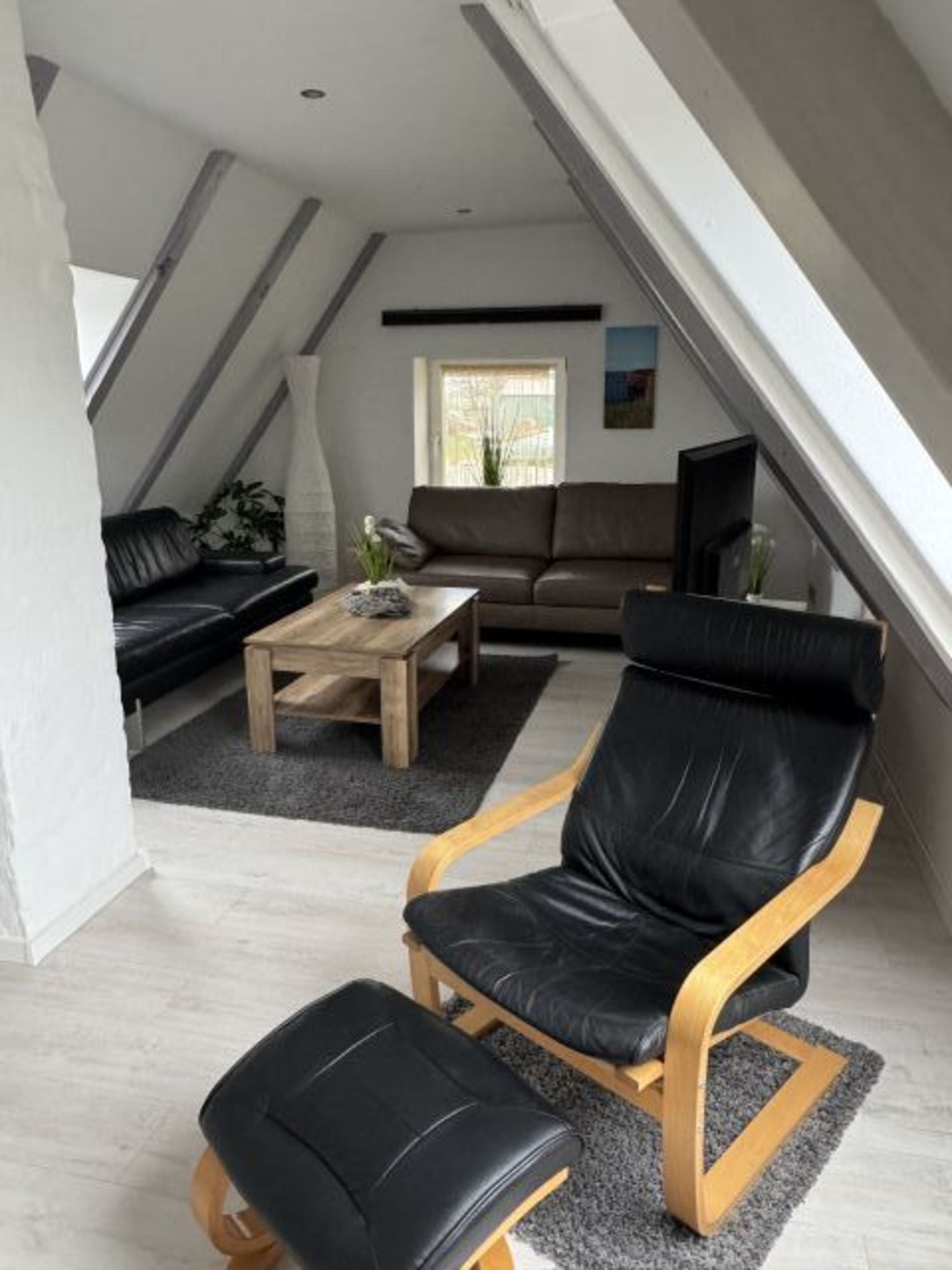 Kombiniertes Wohn-/Schlafzimmer im DG