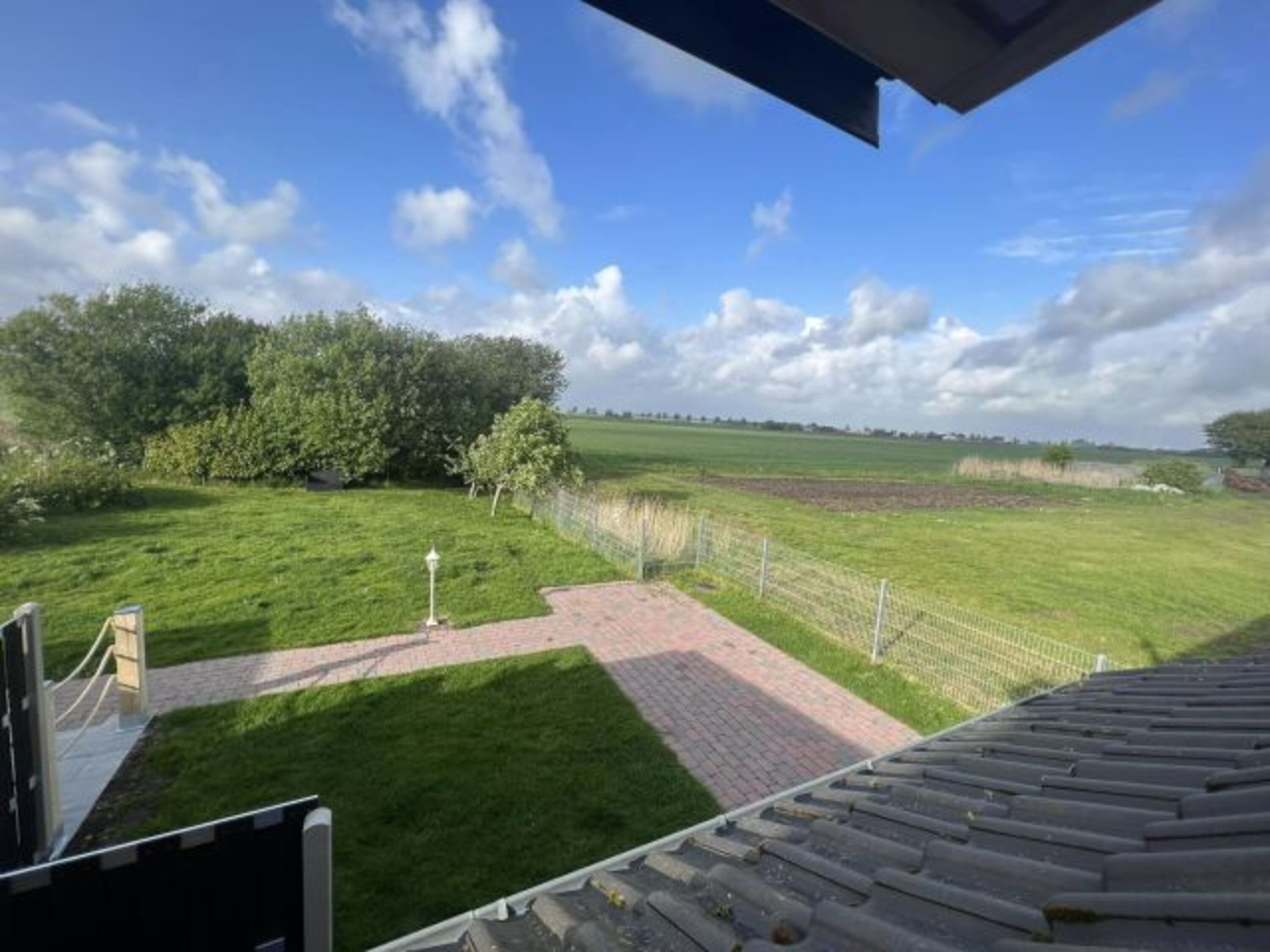 Blick vom Dachfenster in den Garten