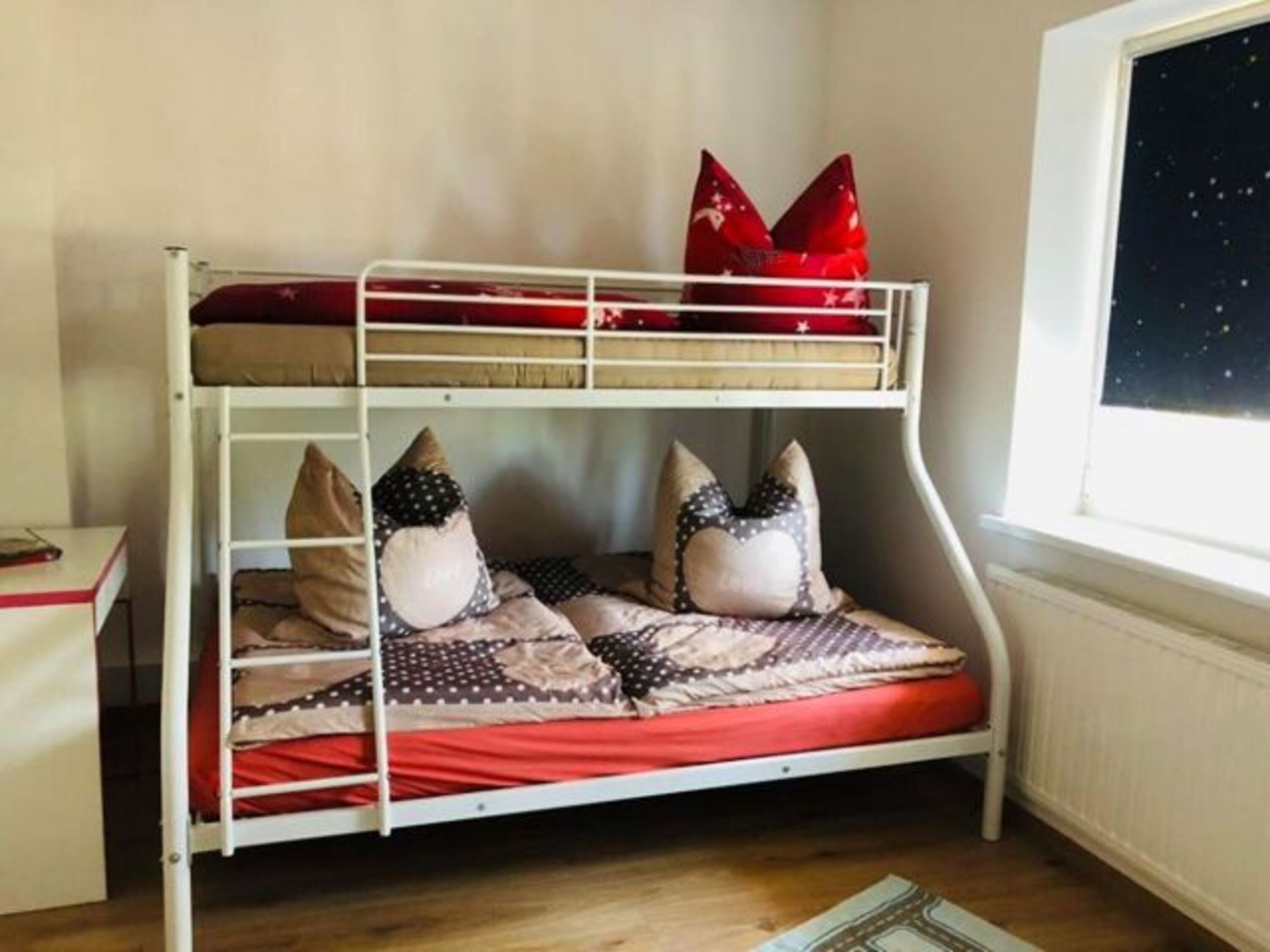 2.Schlafzimmer/ Kinderzimmer .- 3 Schlafplätze mit Verdunklungsrollo 