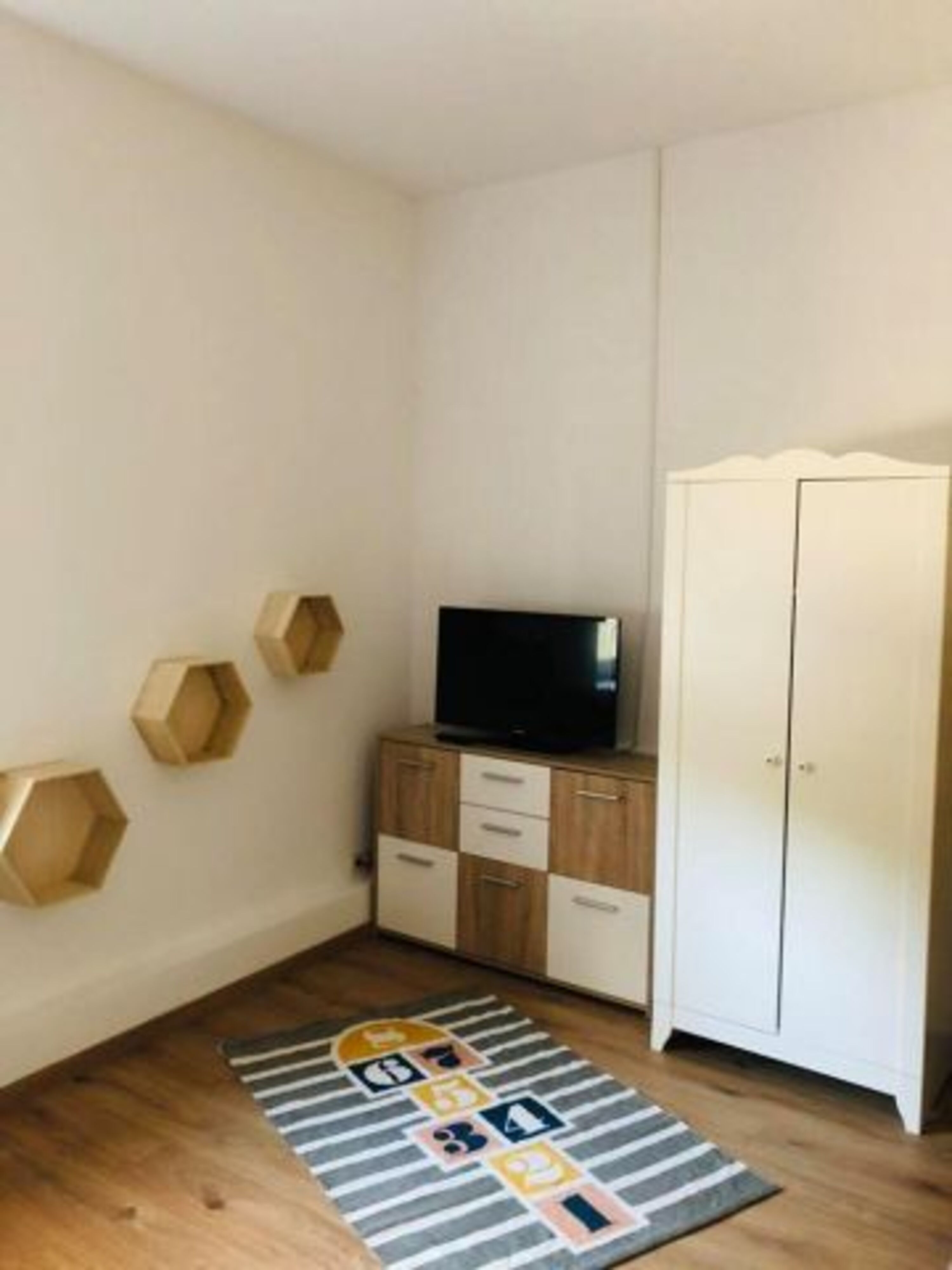 2.Schlafzimmer/Kinderzimmer mit TV integr. DVD