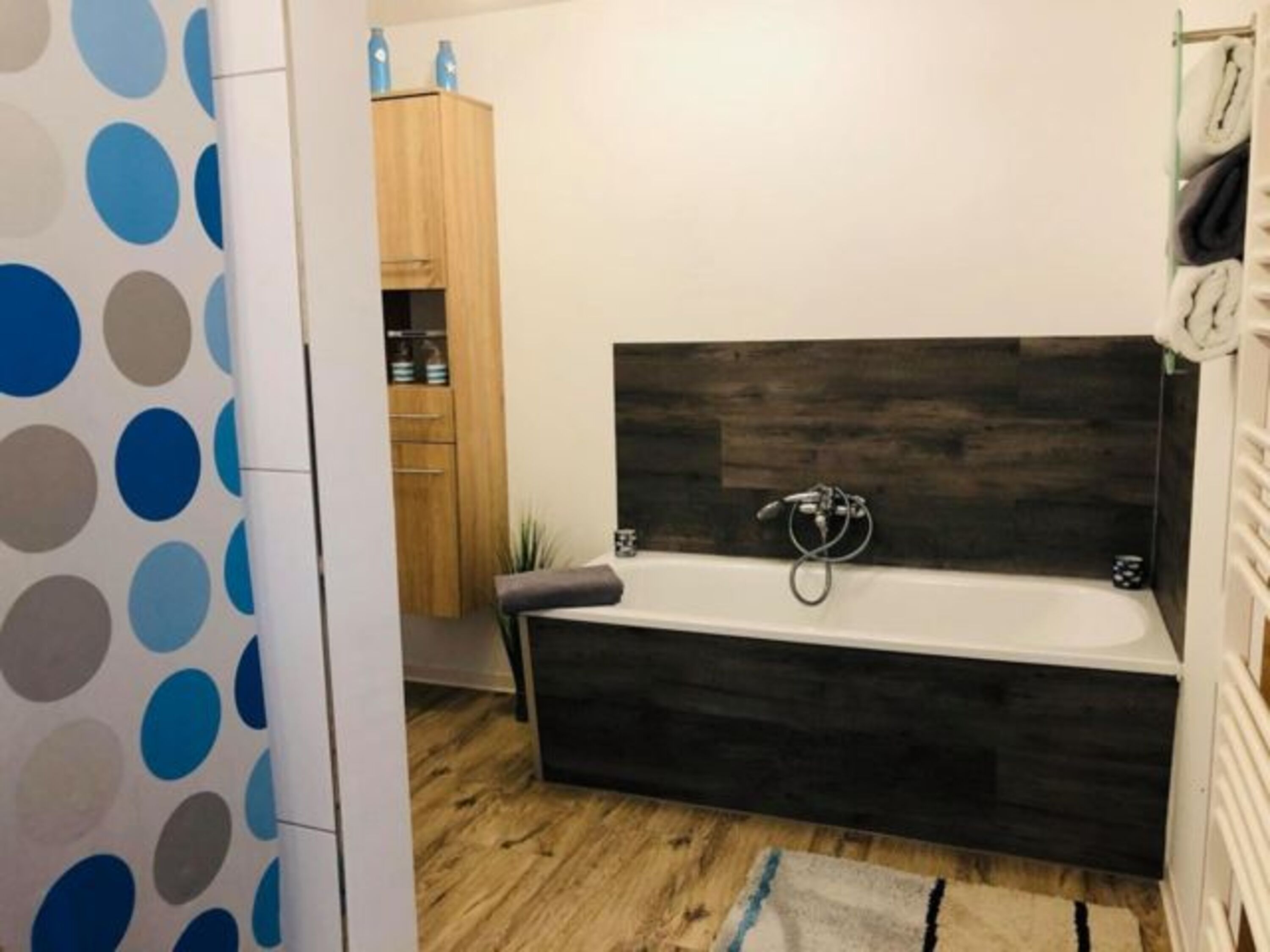 Badewanne mit Dusche und WC 