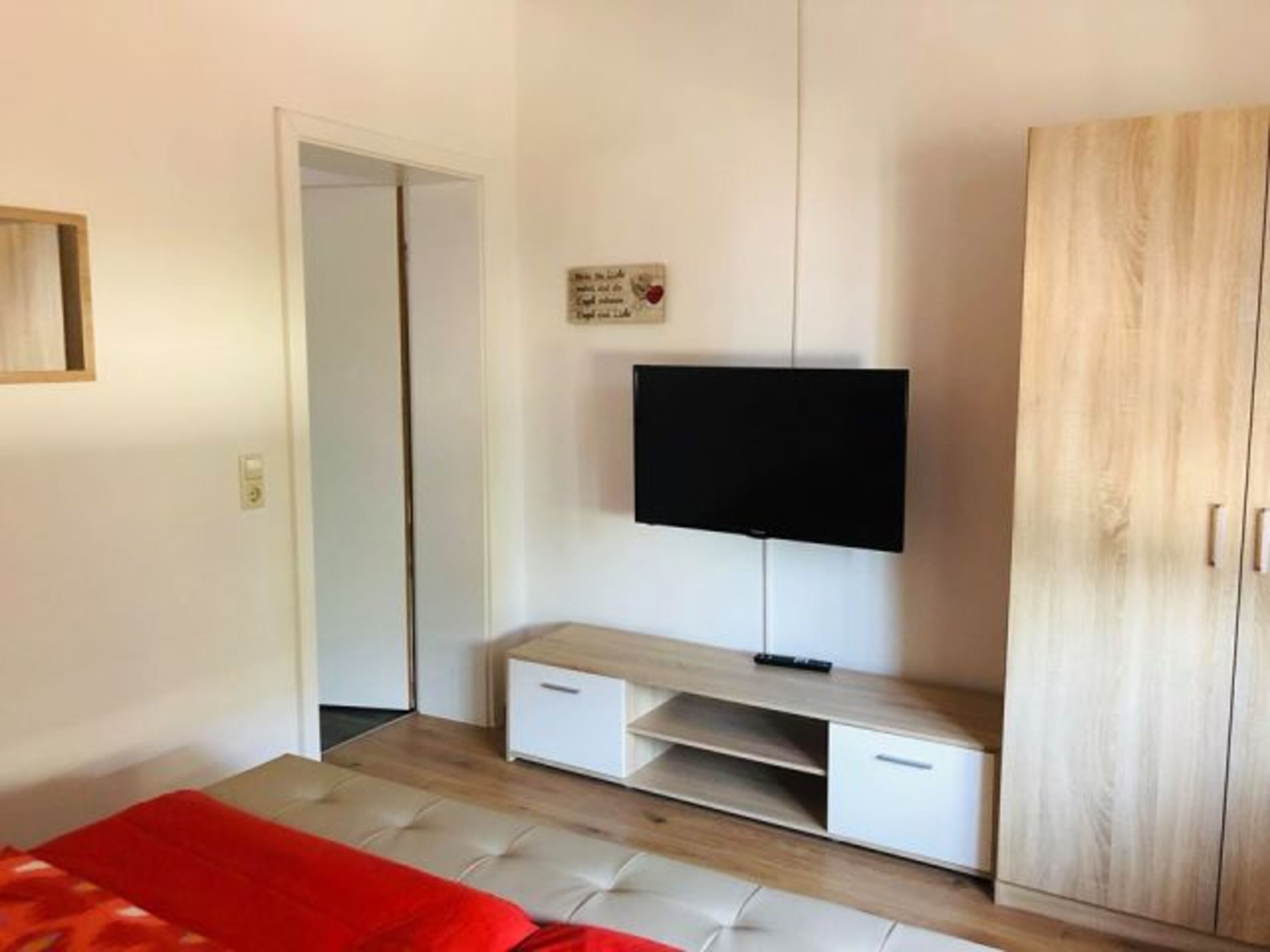 Schlafzimmer - mit TV und Verdunklungsrollo 