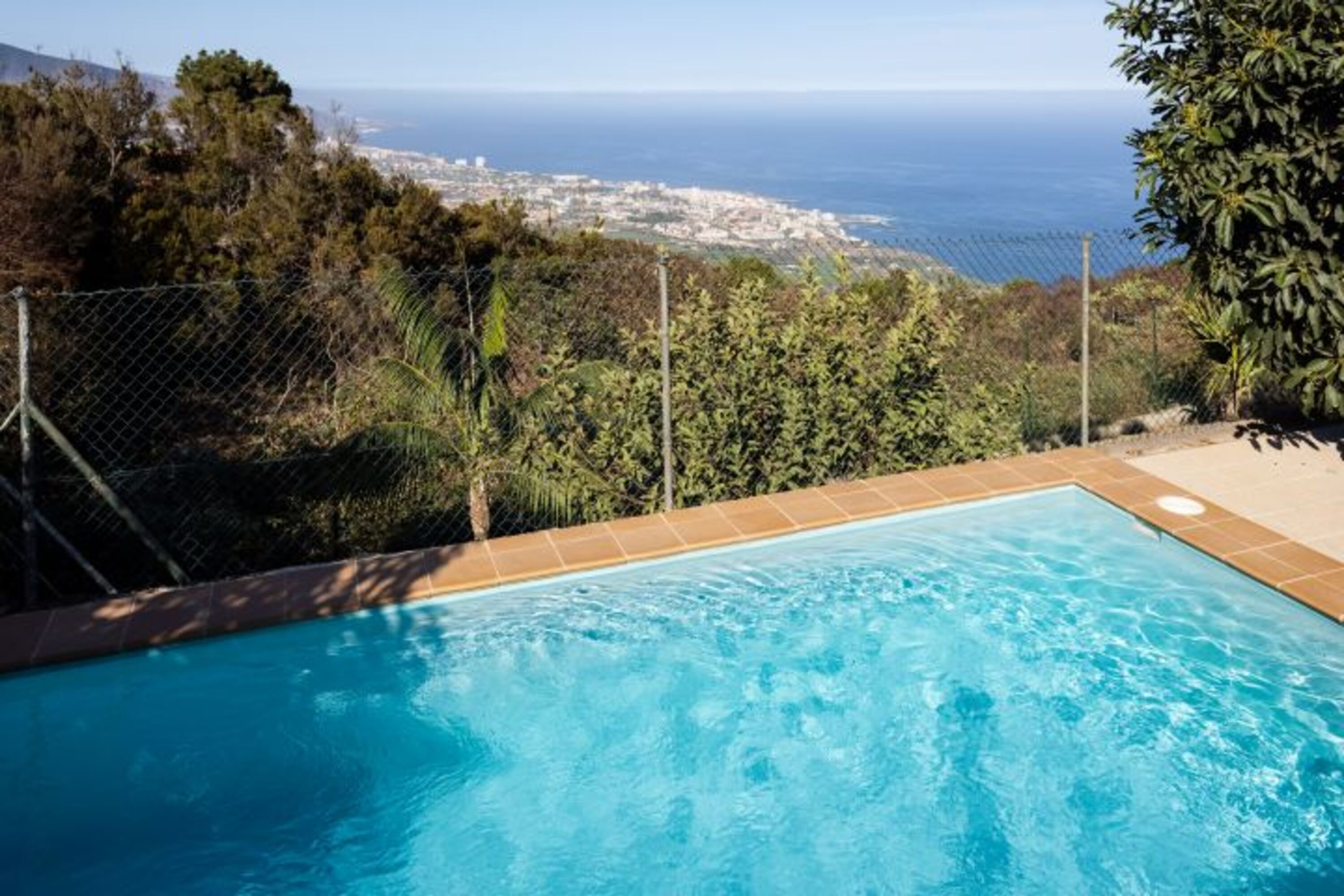 Pool mit Blick aufs Meer
