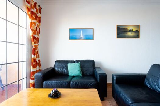 2 gemütliche Sofas im Wohnzimmer