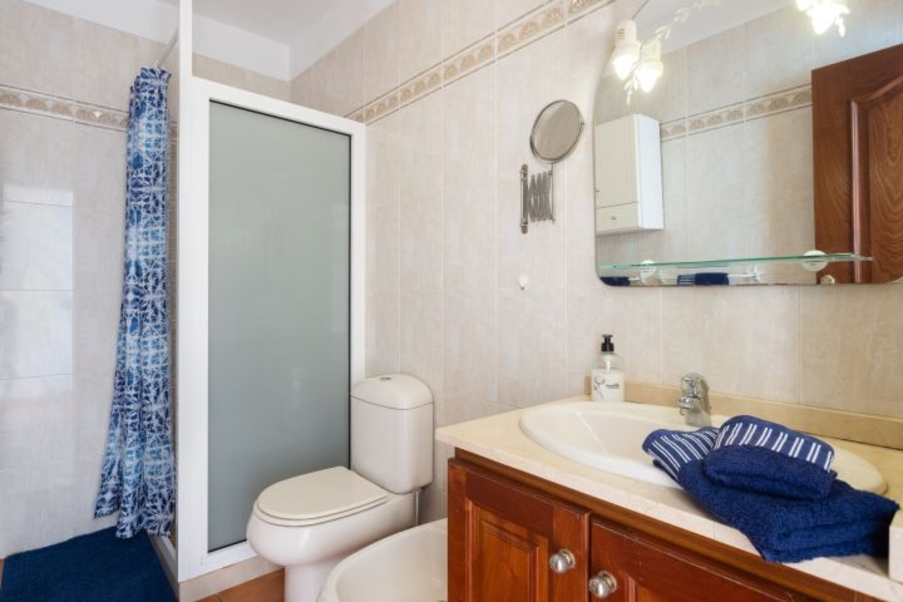 grosses geräumiges Badezimmer