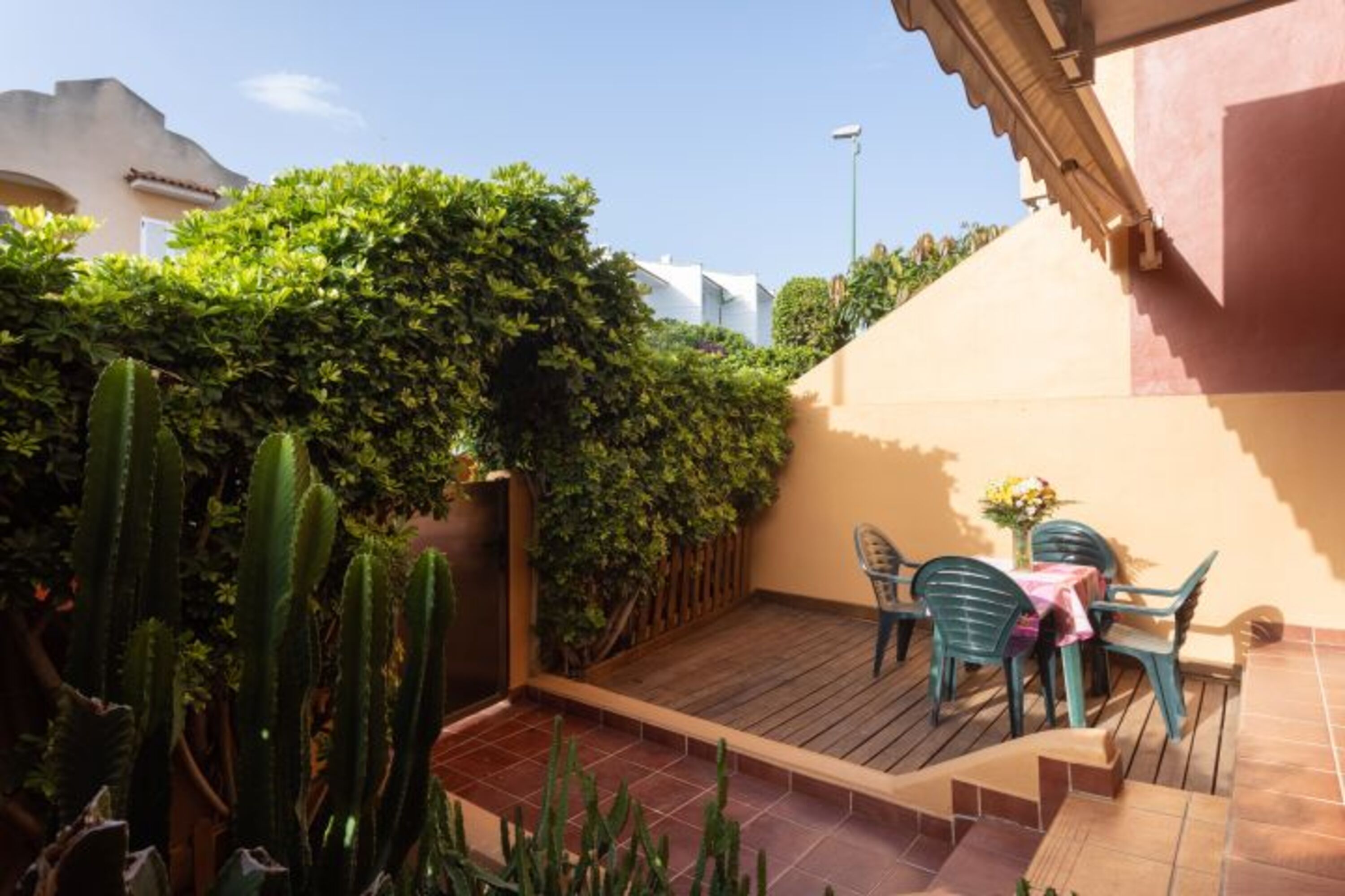 die kleine Terrasse im Garten