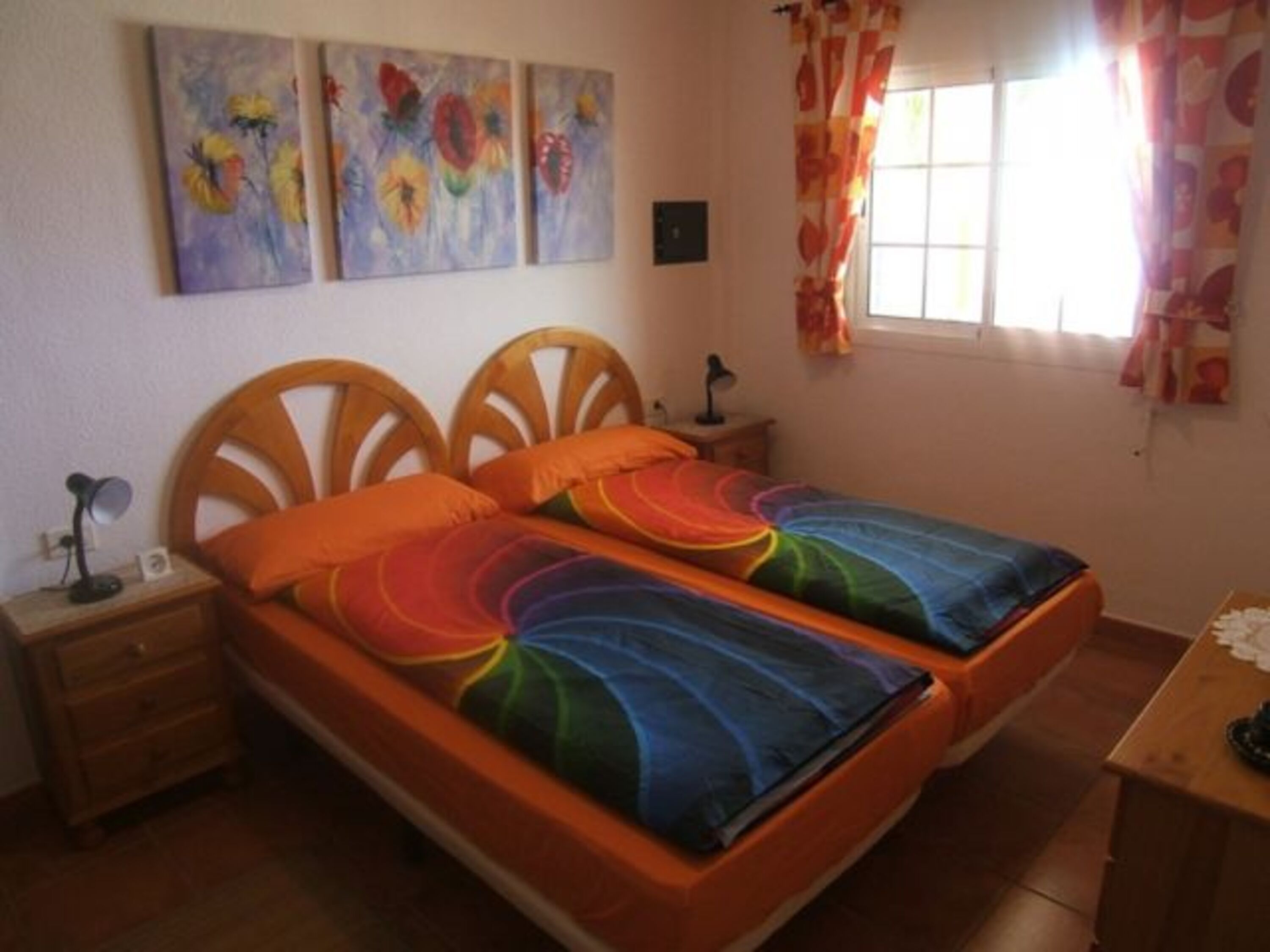 Blick ins Schlafzimmer mit toller Bettwäsche