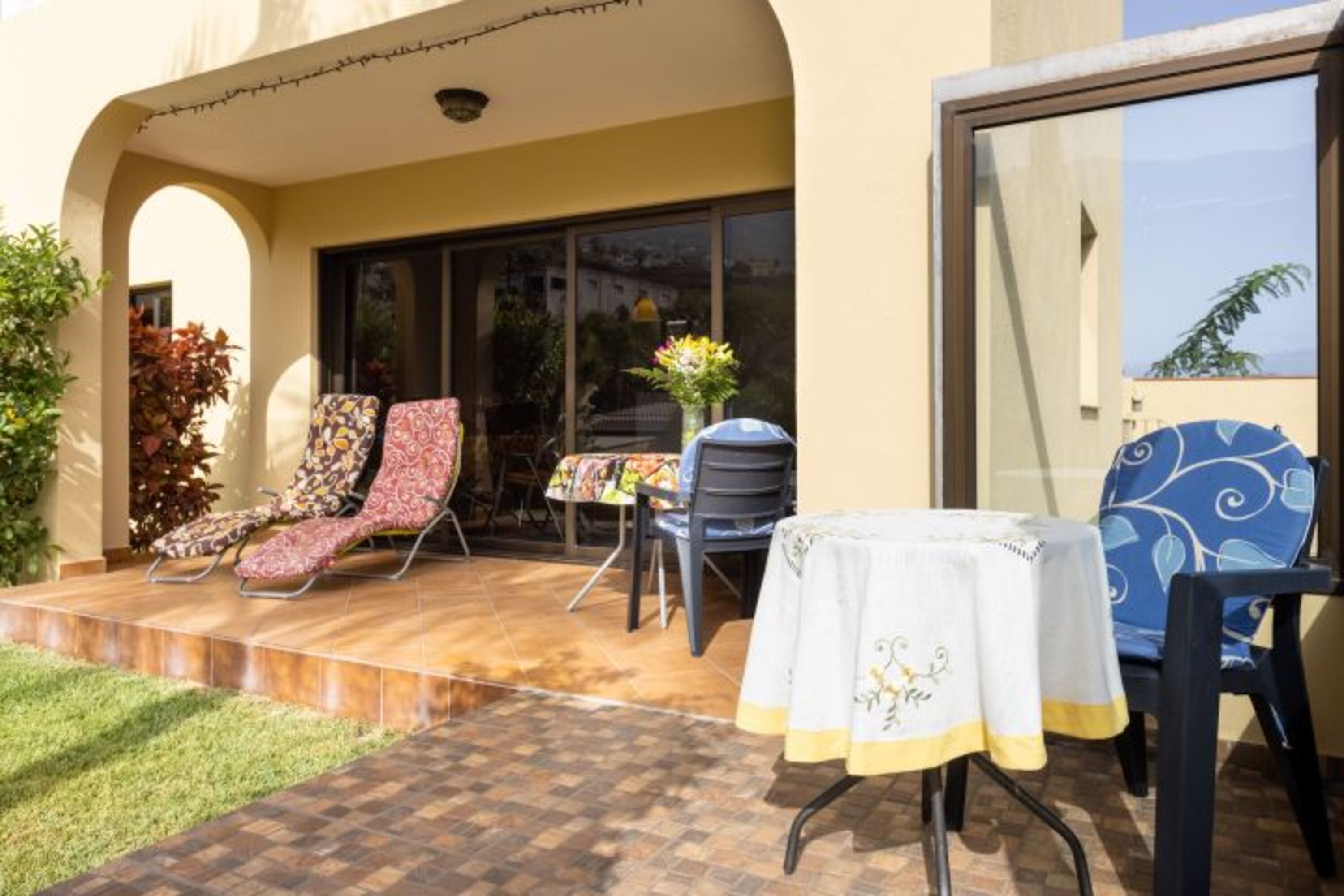 Blick auf die Terrasse, angrenzend der Garten