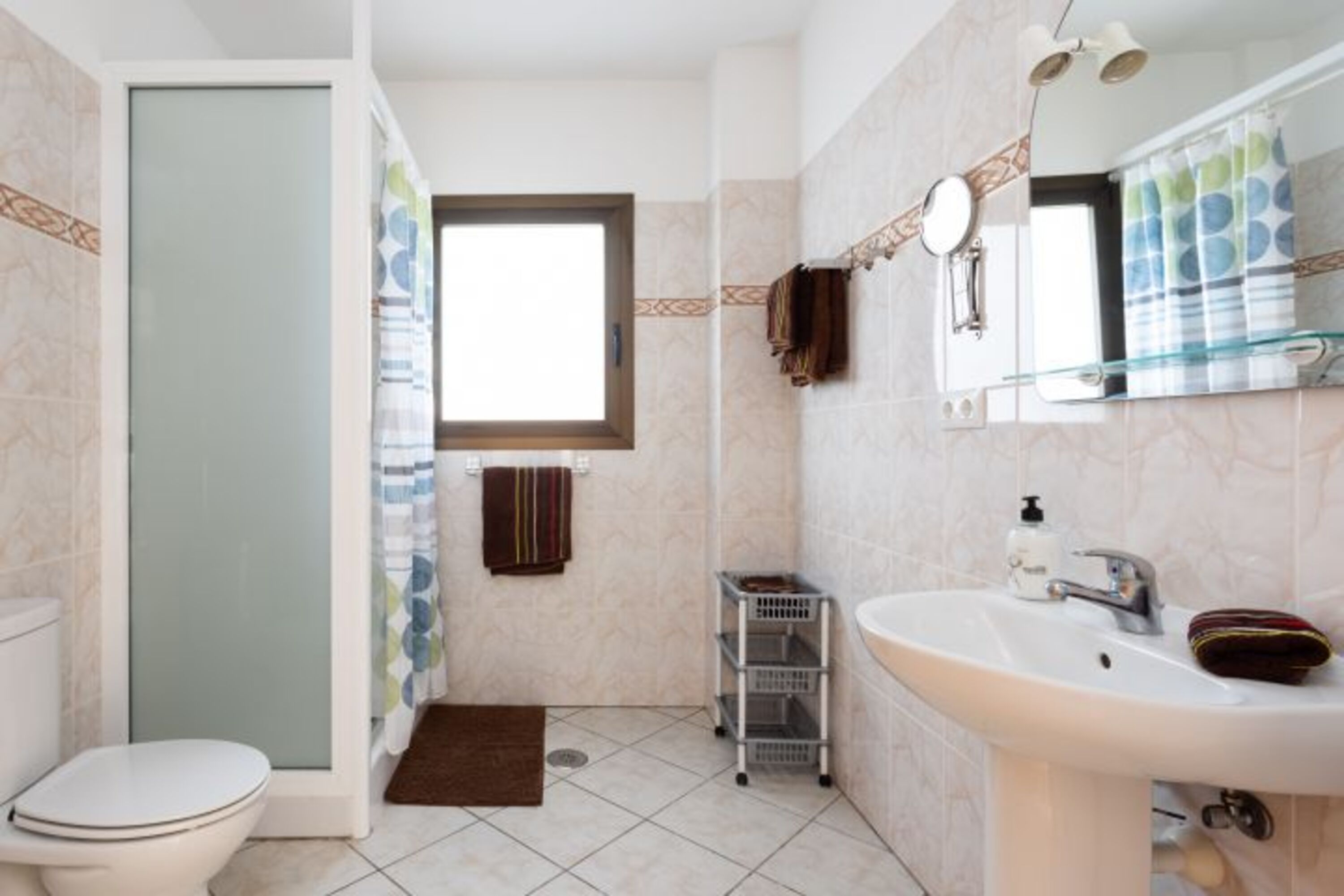grosses geräumiges Badezimmer