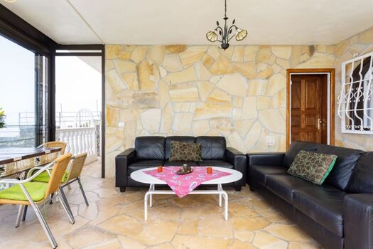 2 gemütliche Sofas
