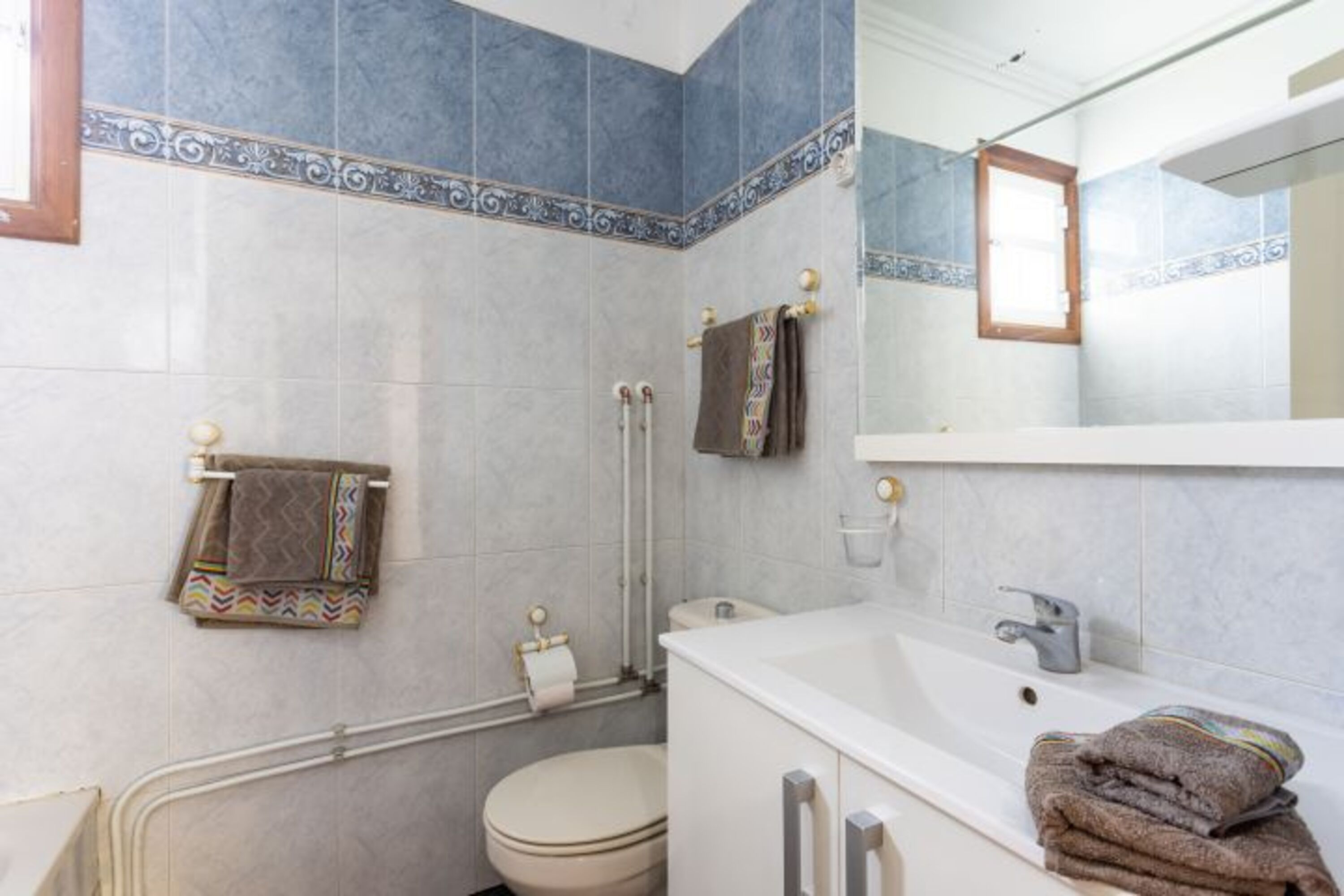 grosses helles Badezimmer