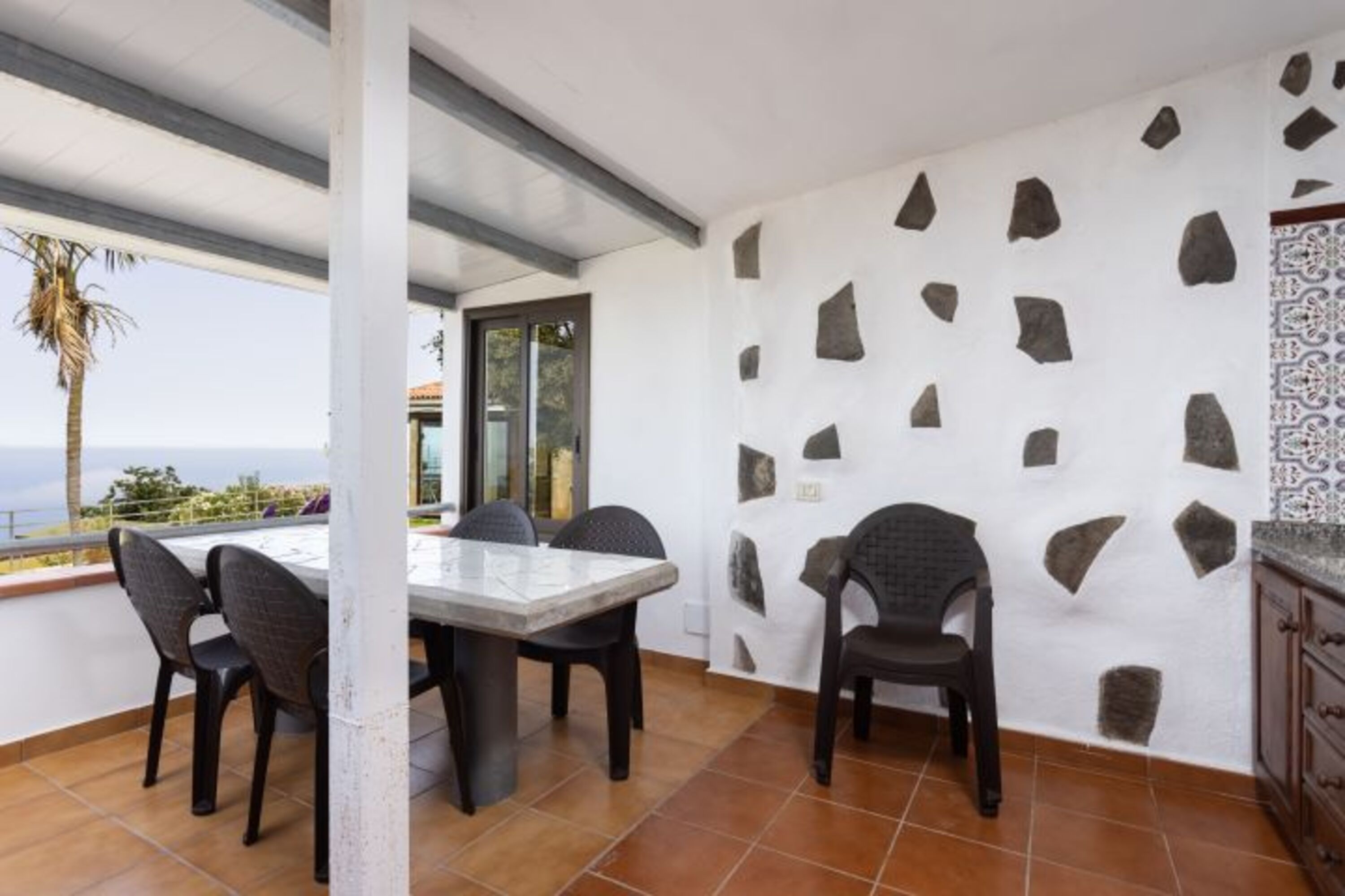 Grillhäuschen mit Blick aufs Meer