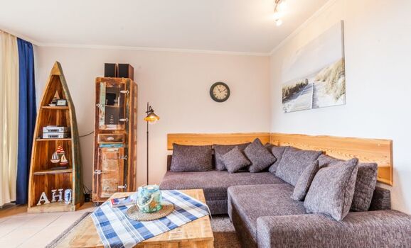 gemütliches Kuschelsofa und Ostseeblickmo