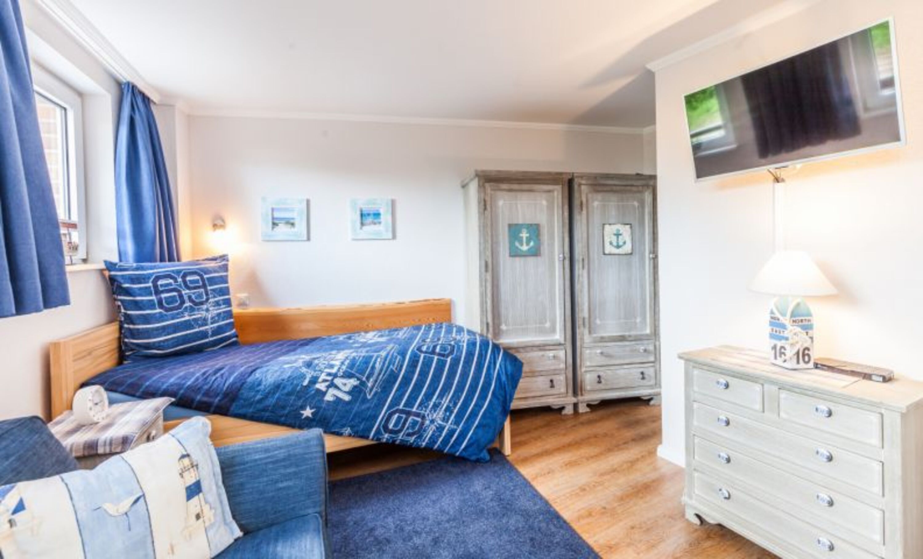 2. Schlafzimmer mit Ambilight-TV und Kleiderschränken