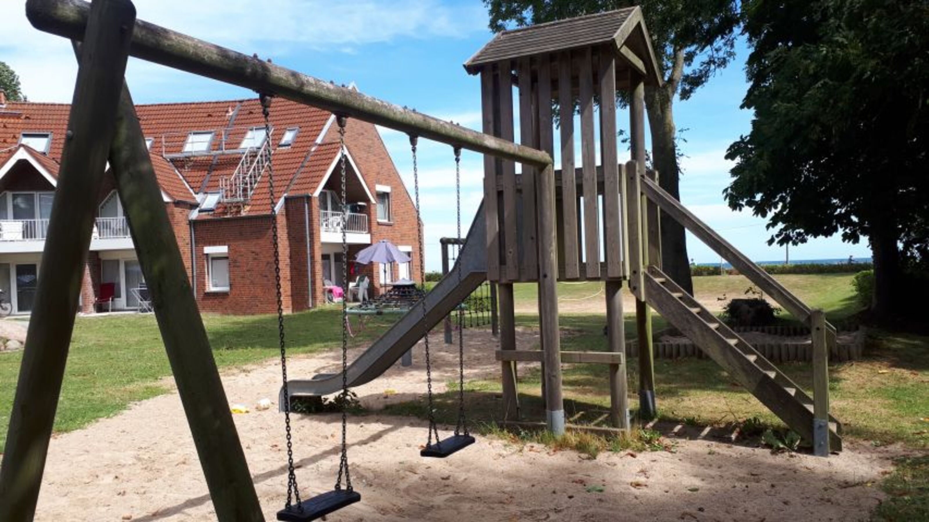 Spielplatz mit Ostseeblick auf dem Gelände