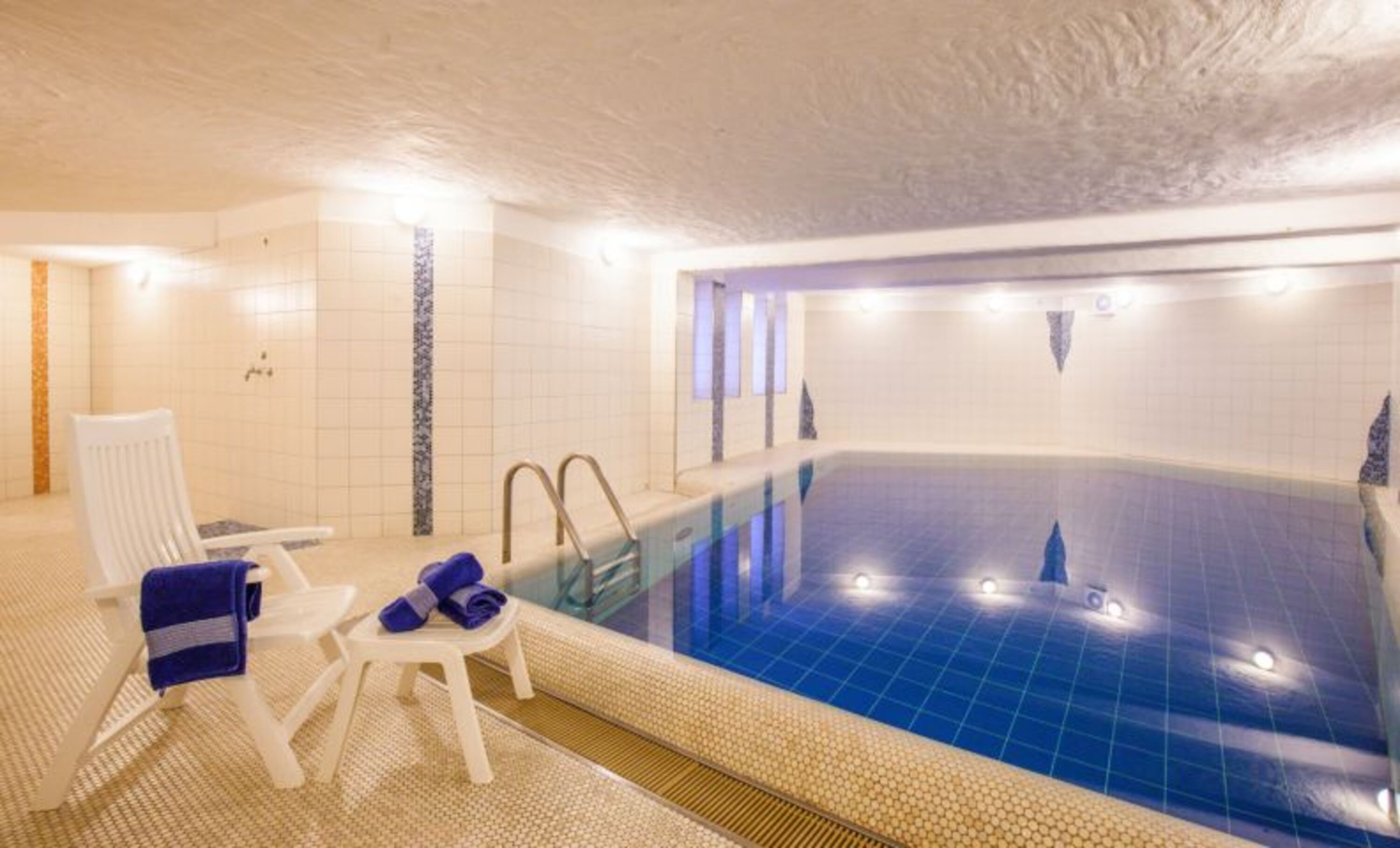 das Haus eigene Schwimmbad ist bequem mit dem Bademantel über das Treppenhaus erreichbar