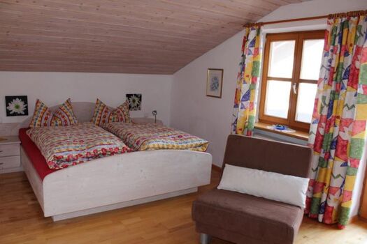 Schlafzimmer Nr. 1 mit Zustellbett, Fenster-Rollo - direkter Balkon-Zugang