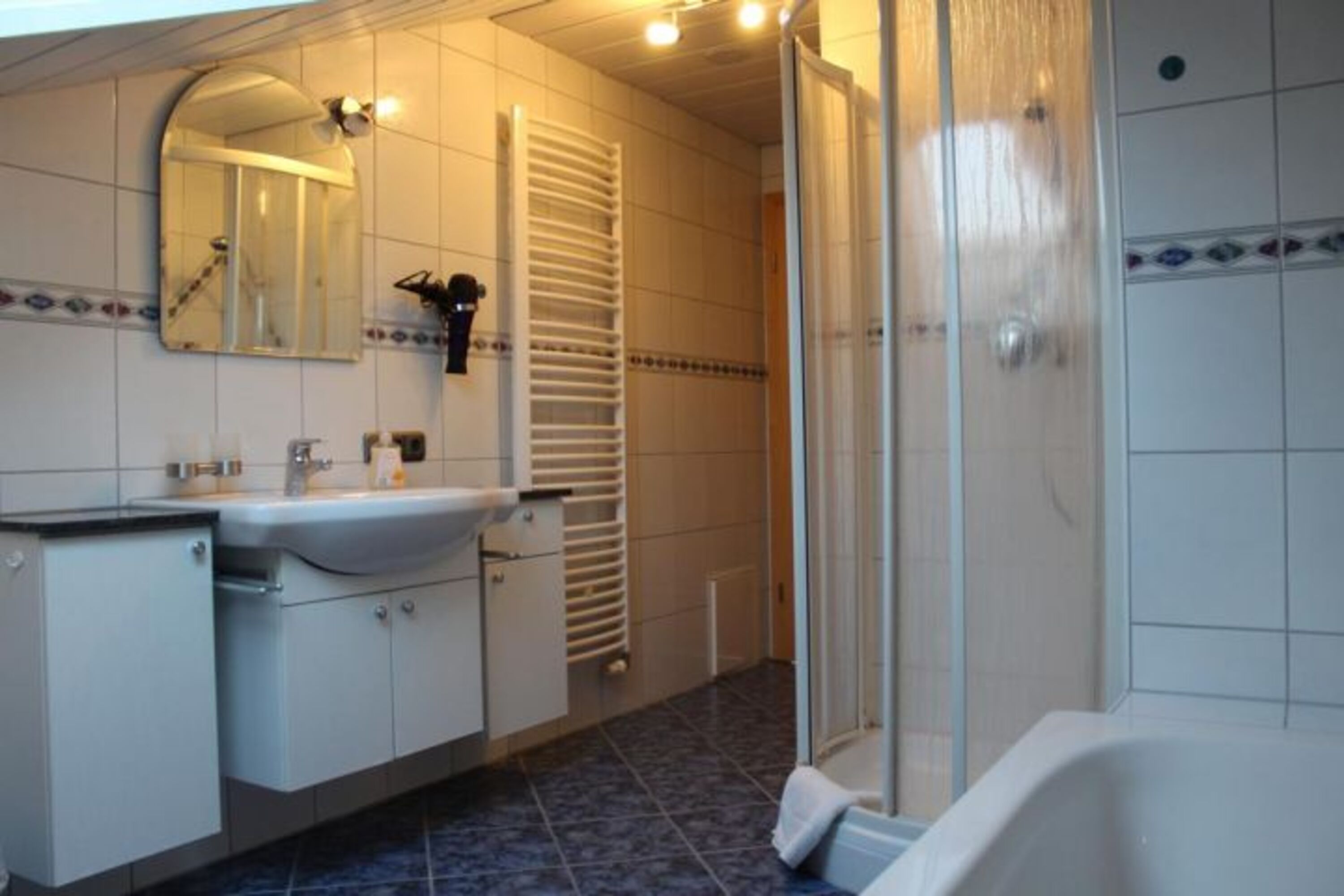 Bad mit Dusche, Badewanne u. Fußbodenheizung