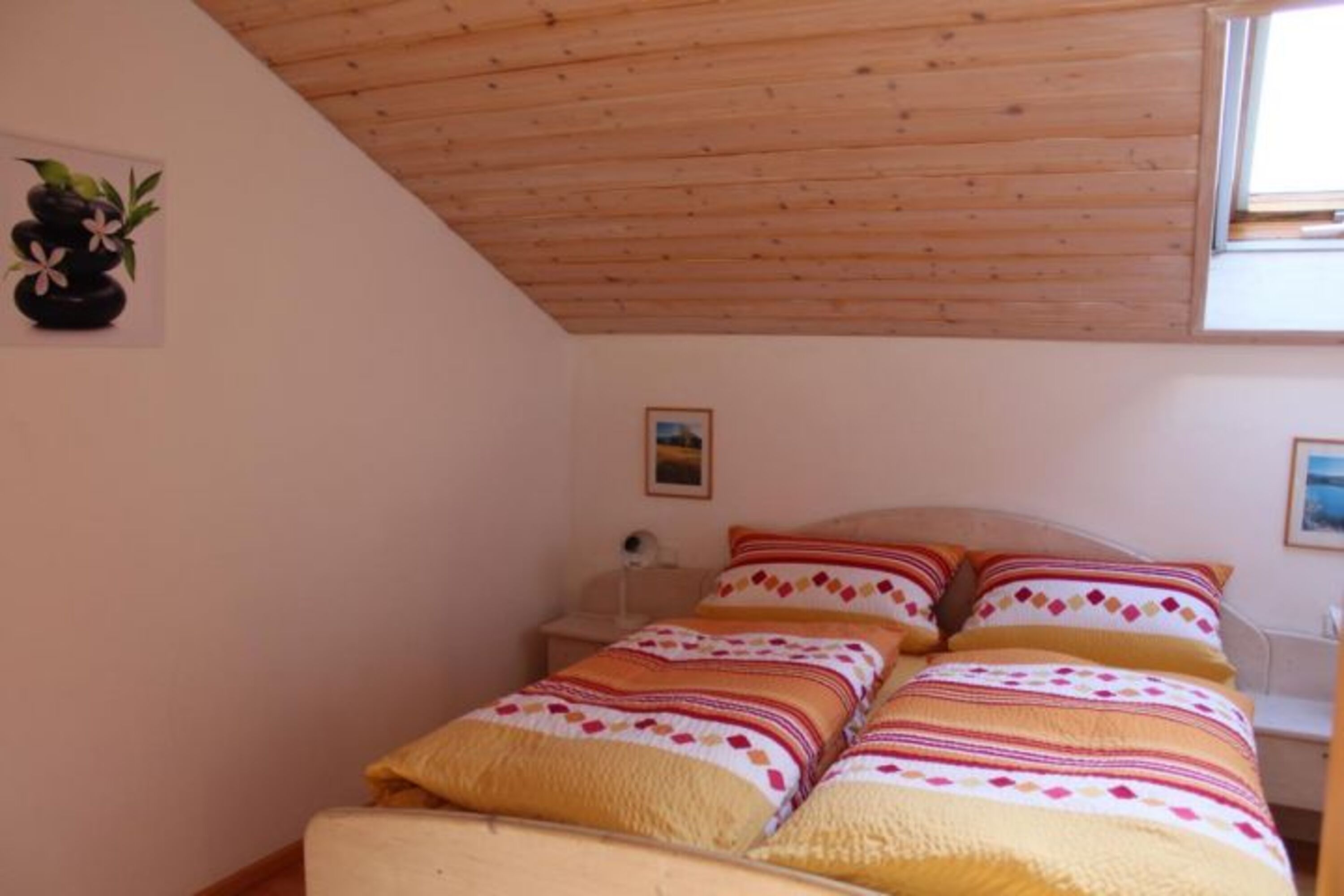 Schlafzimmer Nr. 2 mit Rollo u. Fliegengitter