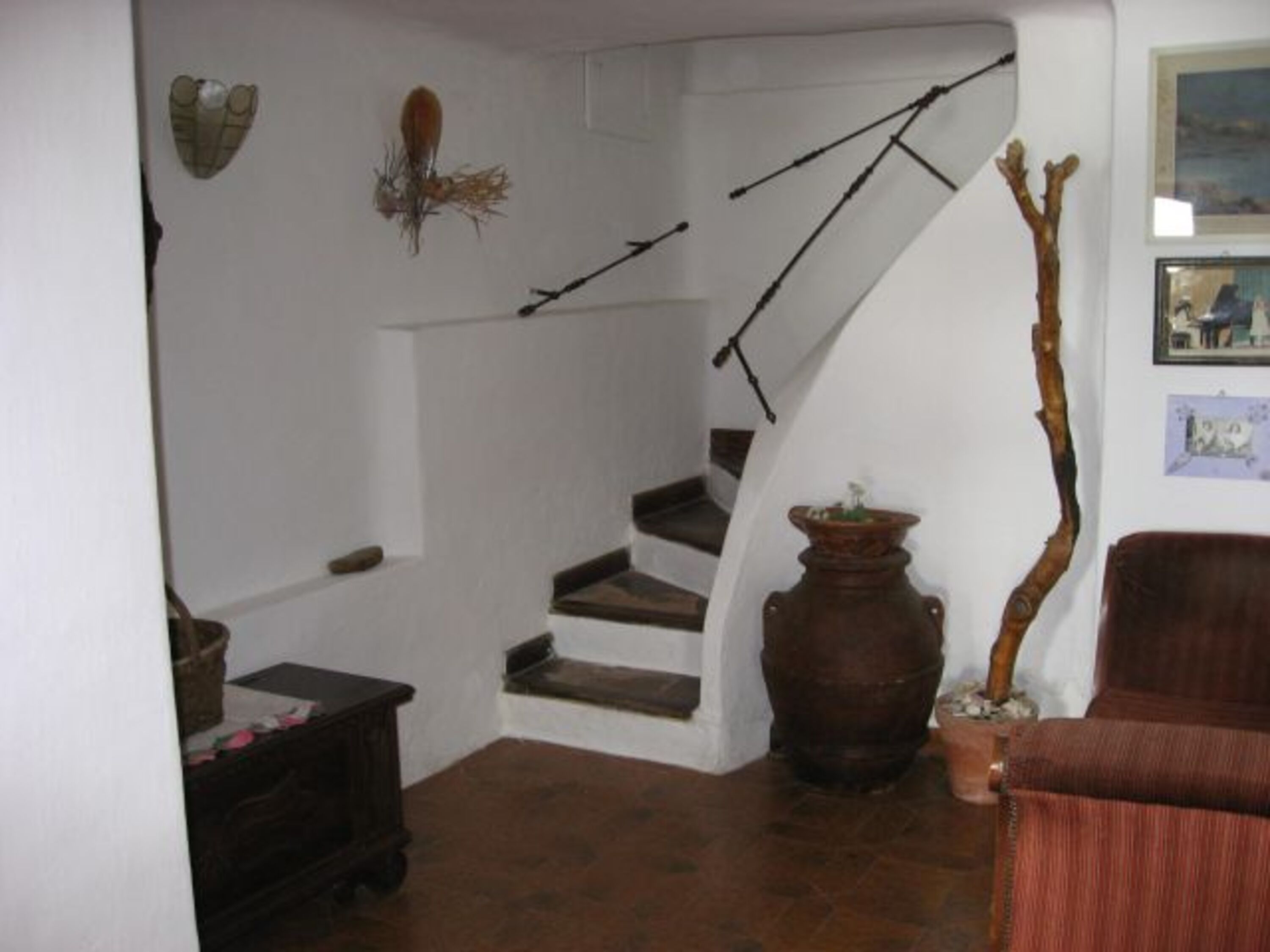 Eine Treppe führt hinauf zu den Schlafzimmern