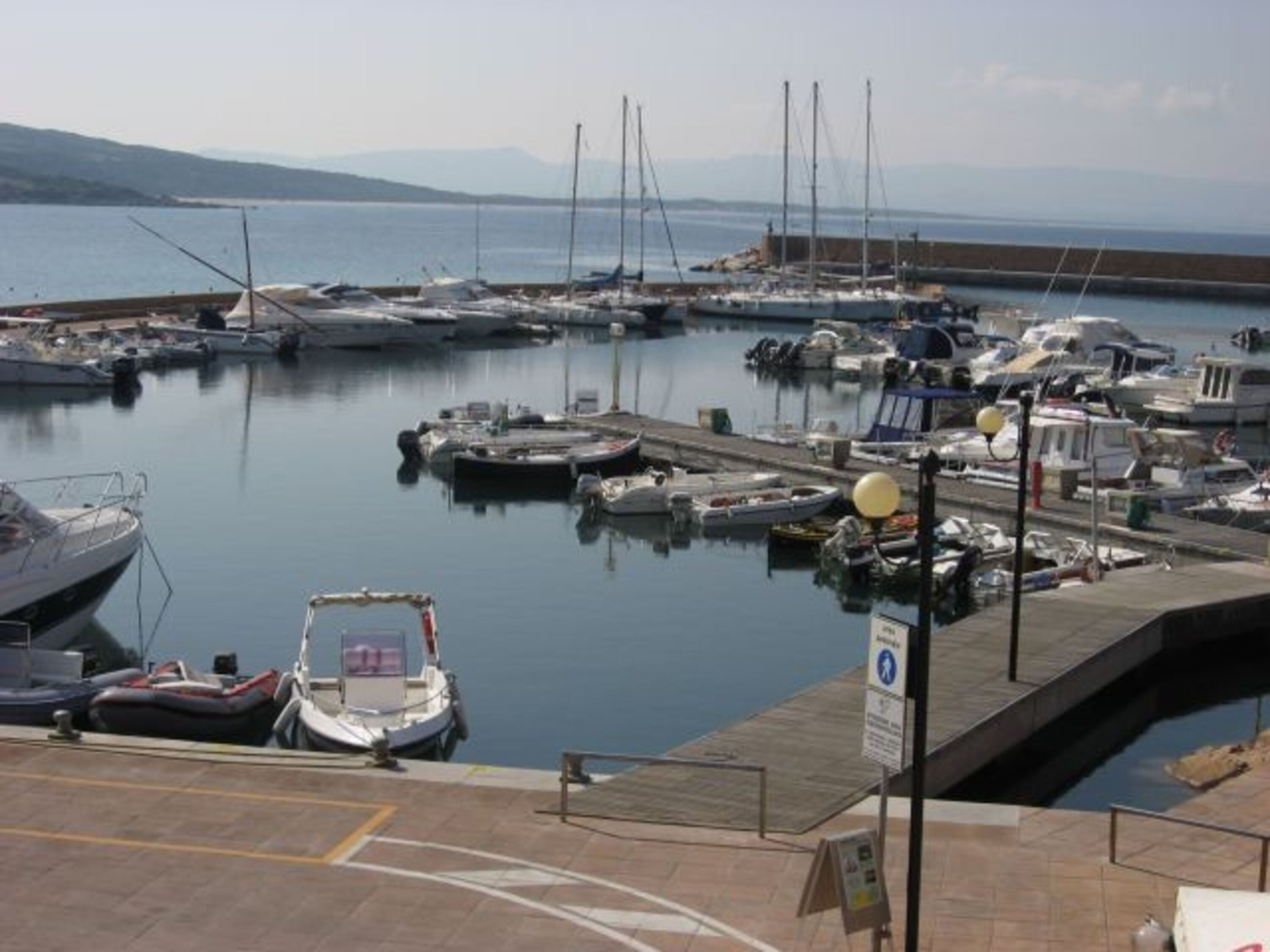 Der Hafen von Isola Rossa, dem nächstgelegenen Ort
