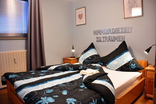 Schlafzimmer mit Doppelbett