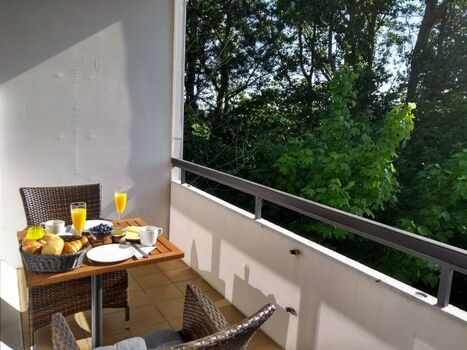 Frühstück auf dem sonnigen Balkon