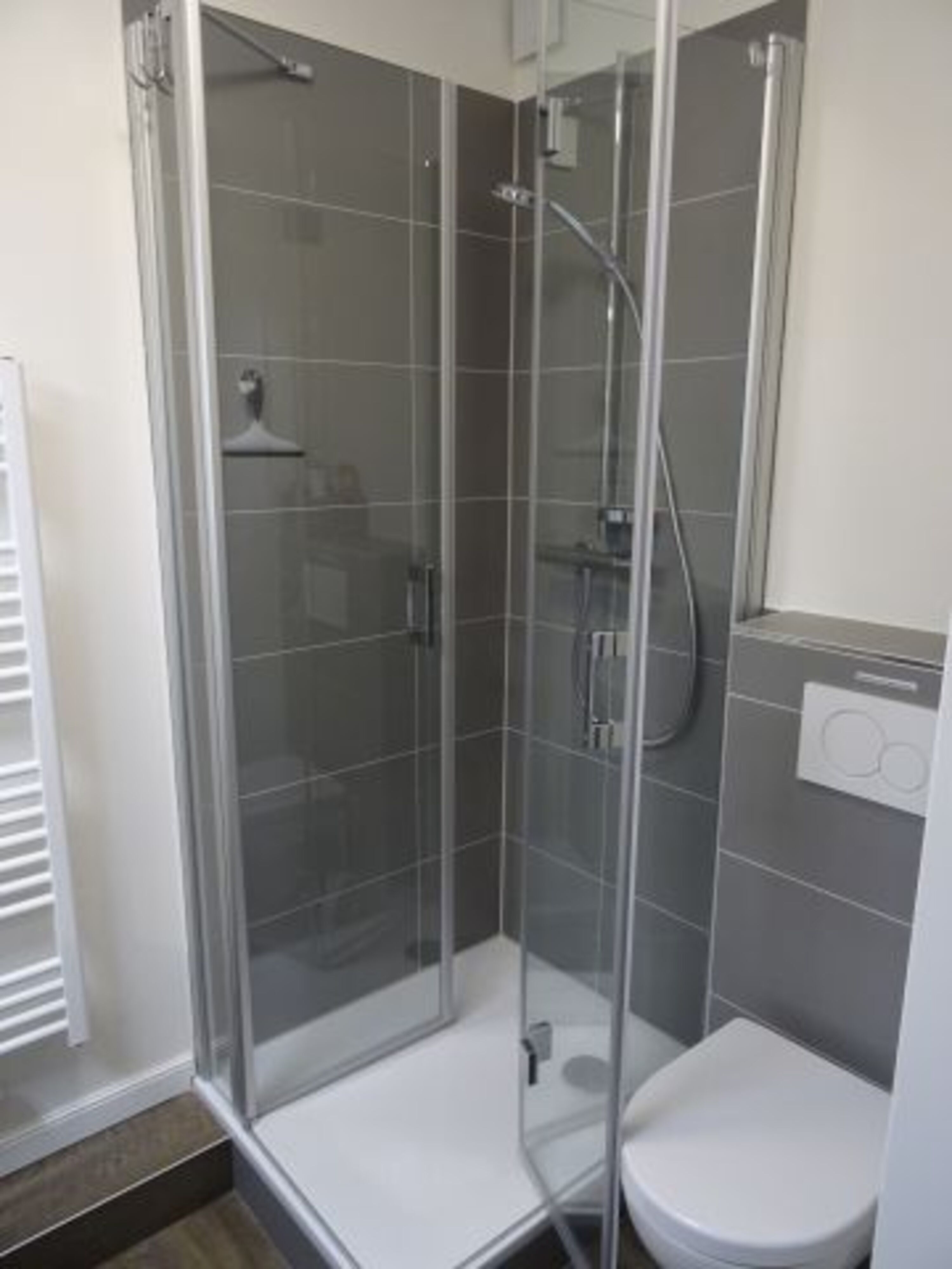 Dusche mit wegklappbarer Duschwand