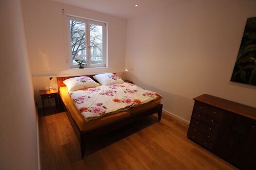 Schlafzimmer 1