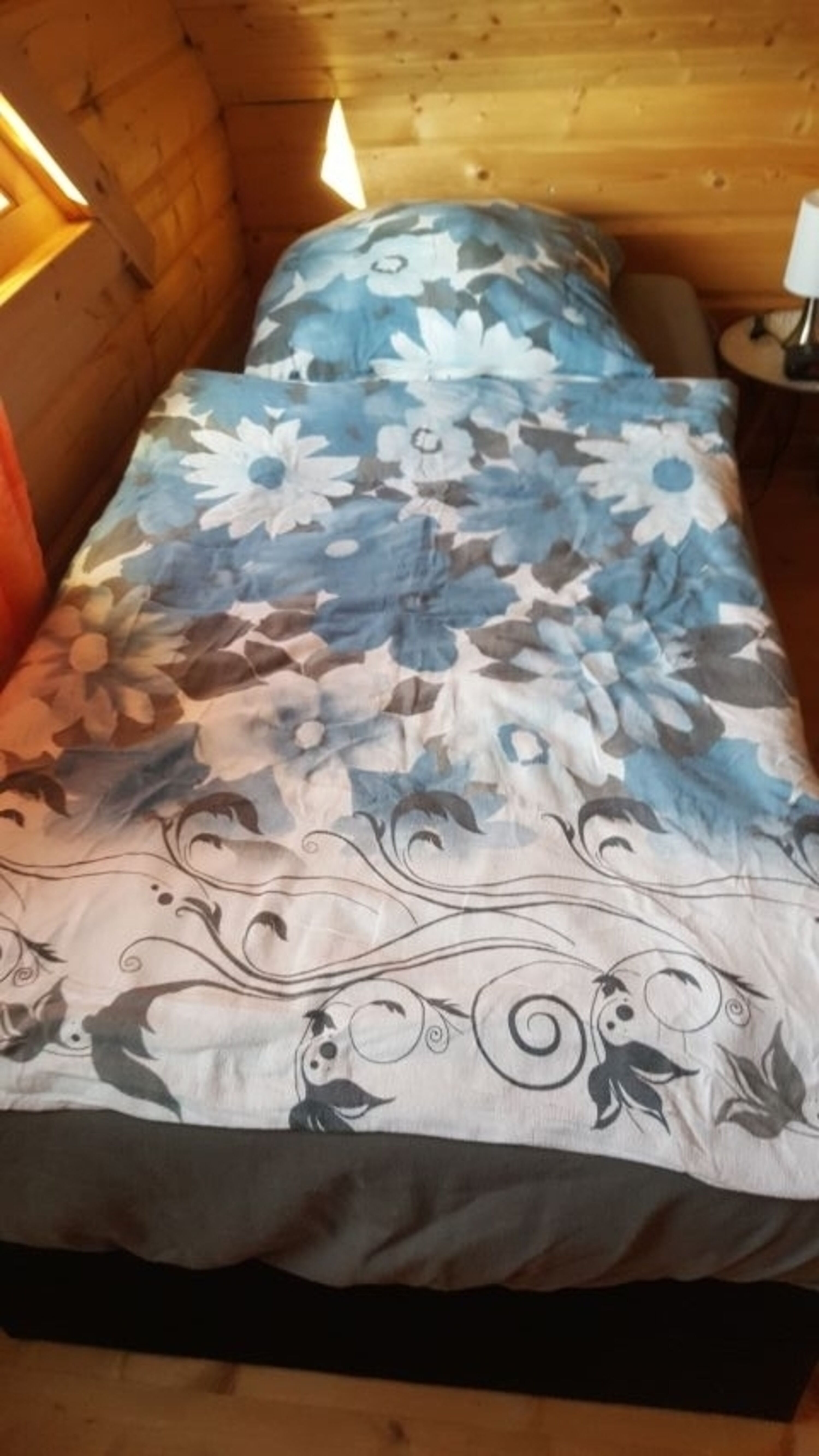 Eins der Einzelbetten im Zweibettzimmer