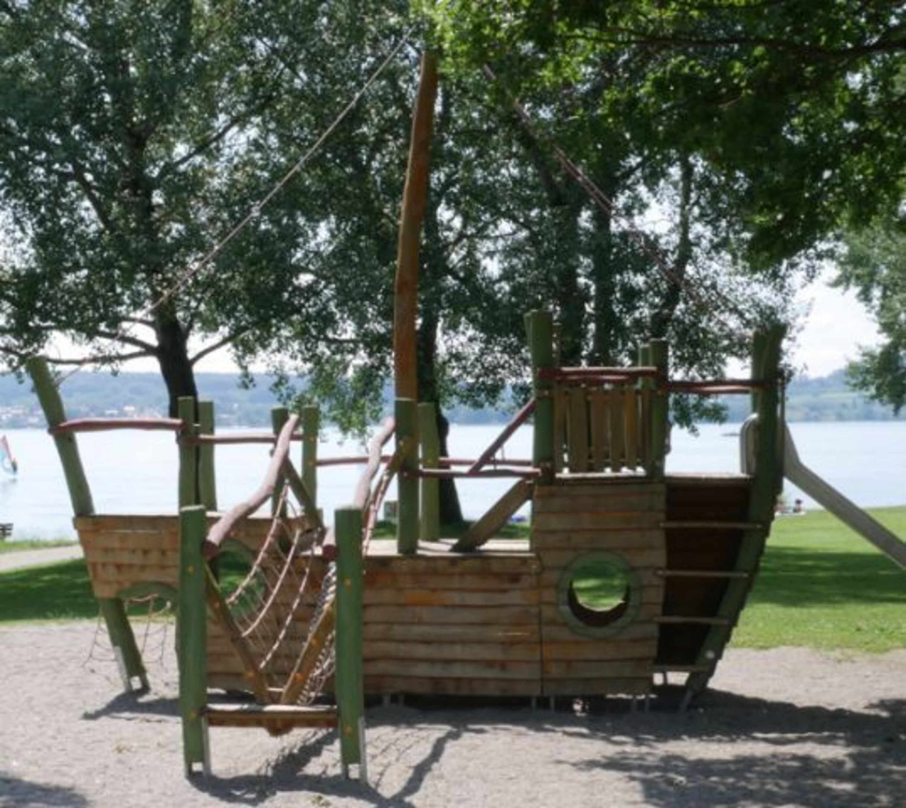 Viele Spielplätze direkt am See